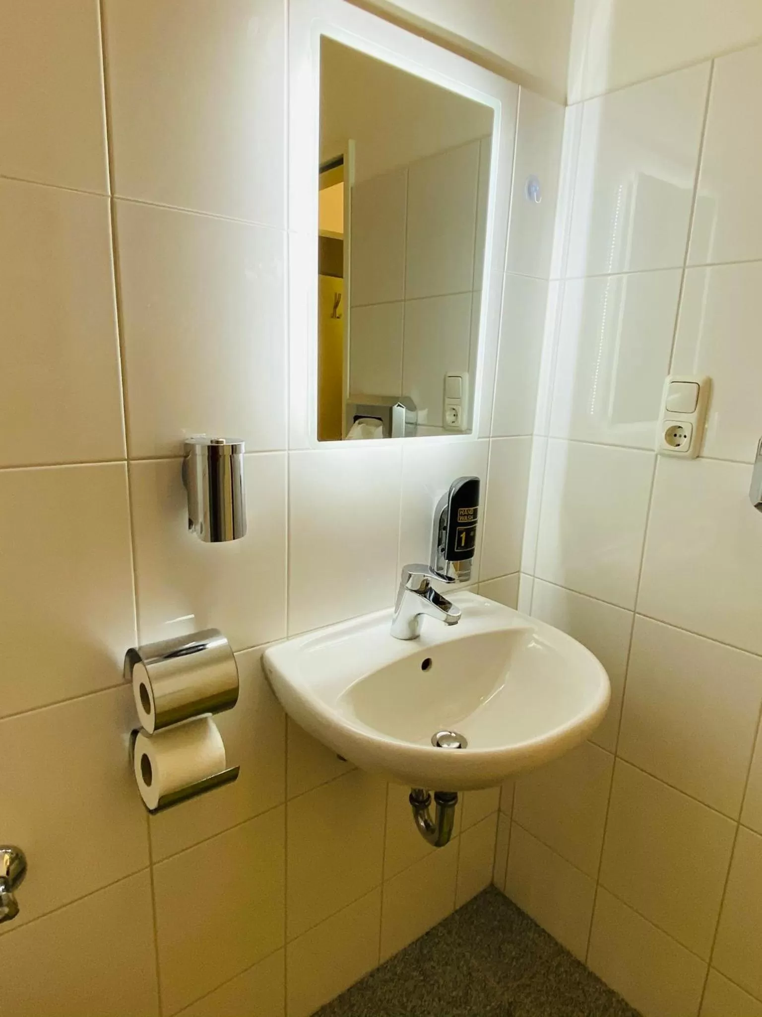 Bathroom in bestprice Hotel Aachen Hauptbahnhof