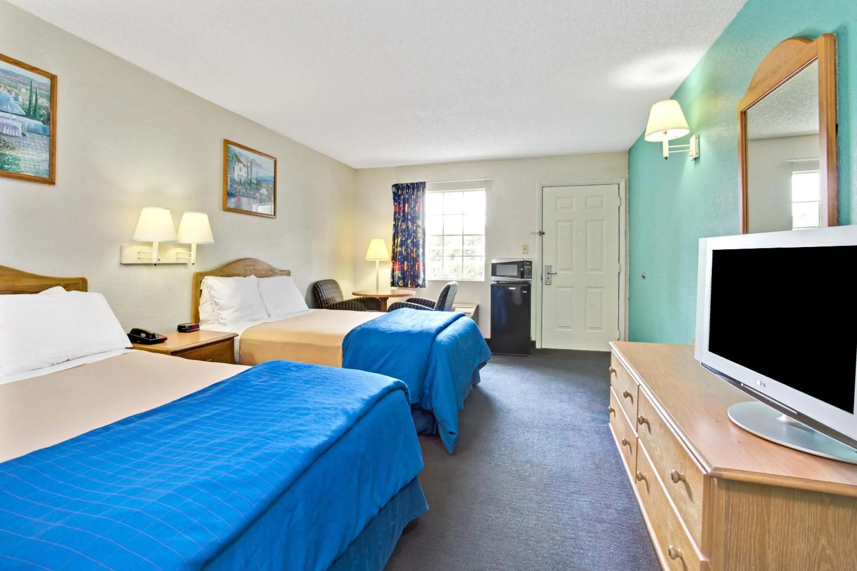 Communal lounge/ TV room, Bed in Travelodge Suites by Wyndham MacClenny I-10