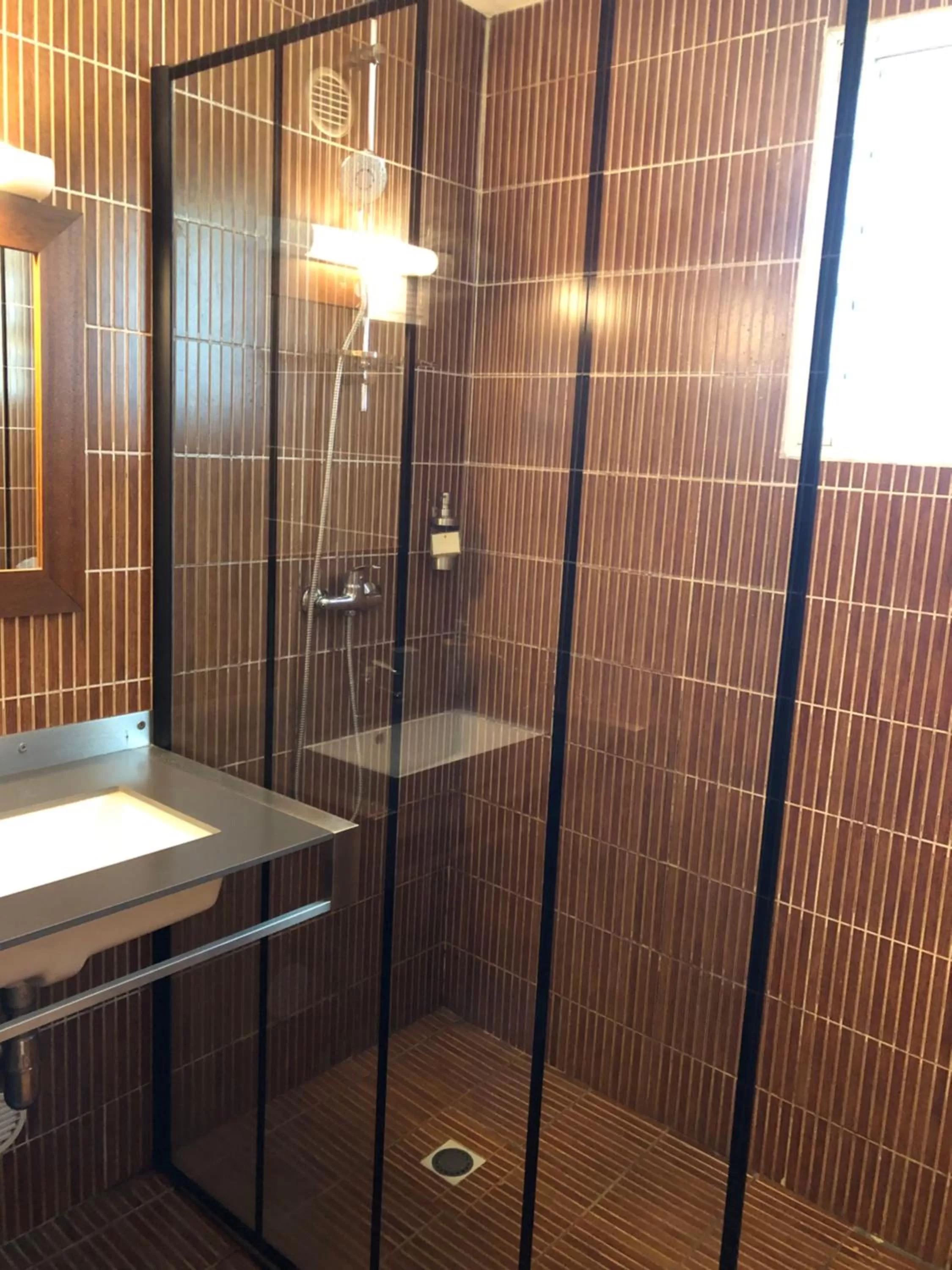 Bathroom in Hôtel Le Soleil Couchant