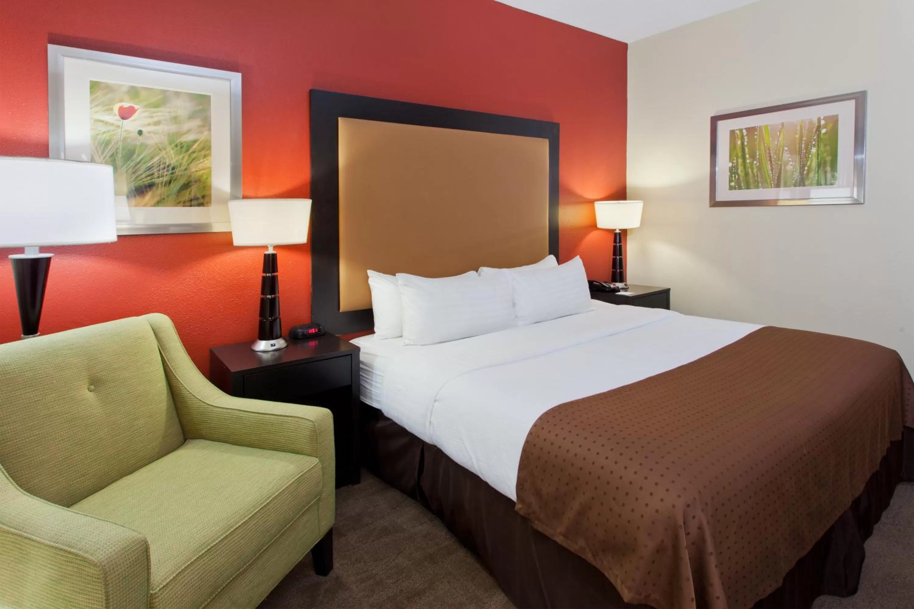 Photo of the whole room, Bed in Holiday Inn Shreveport Downtown by IHG