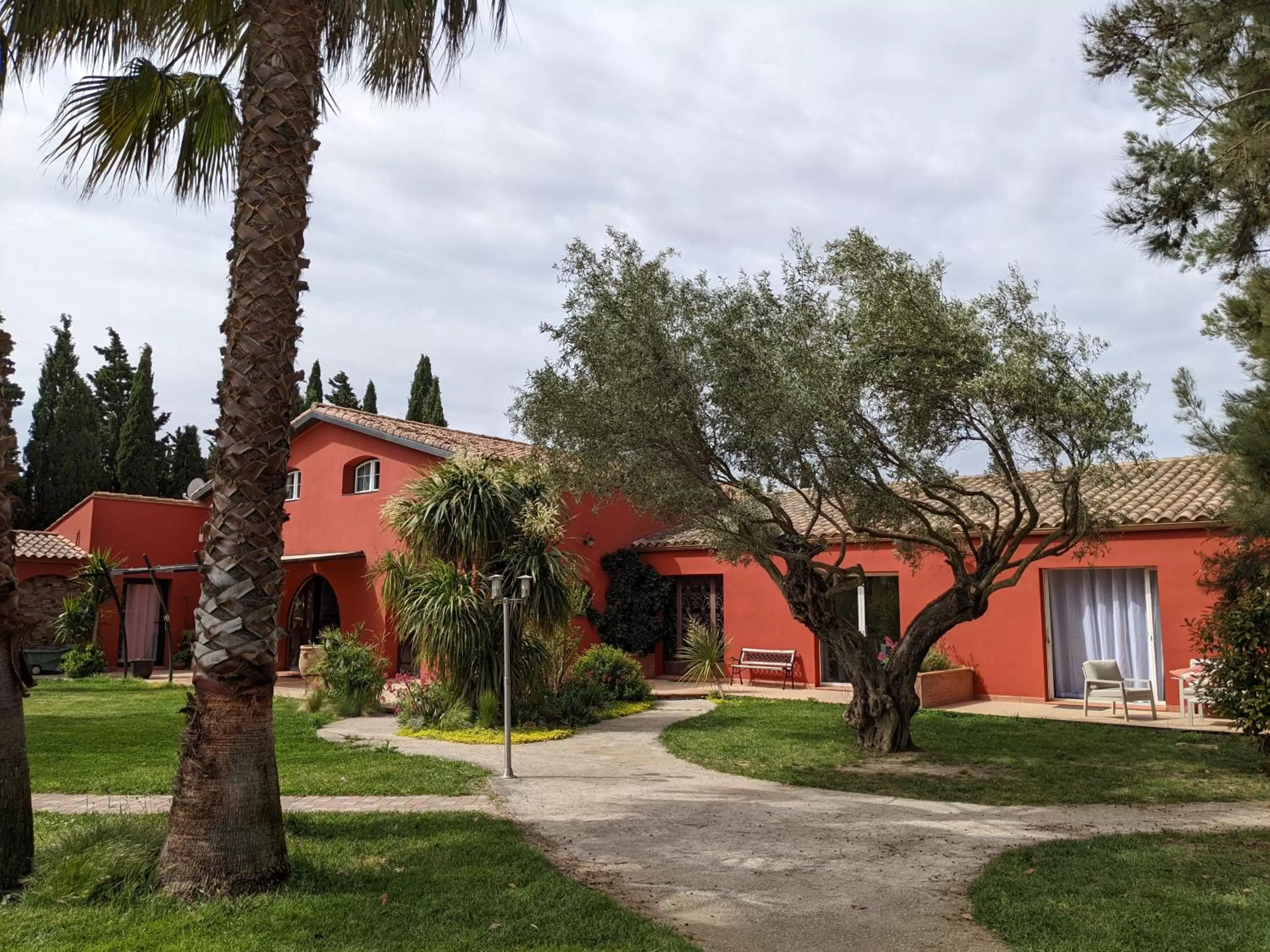 Property building in Le Mas Del Cavalier