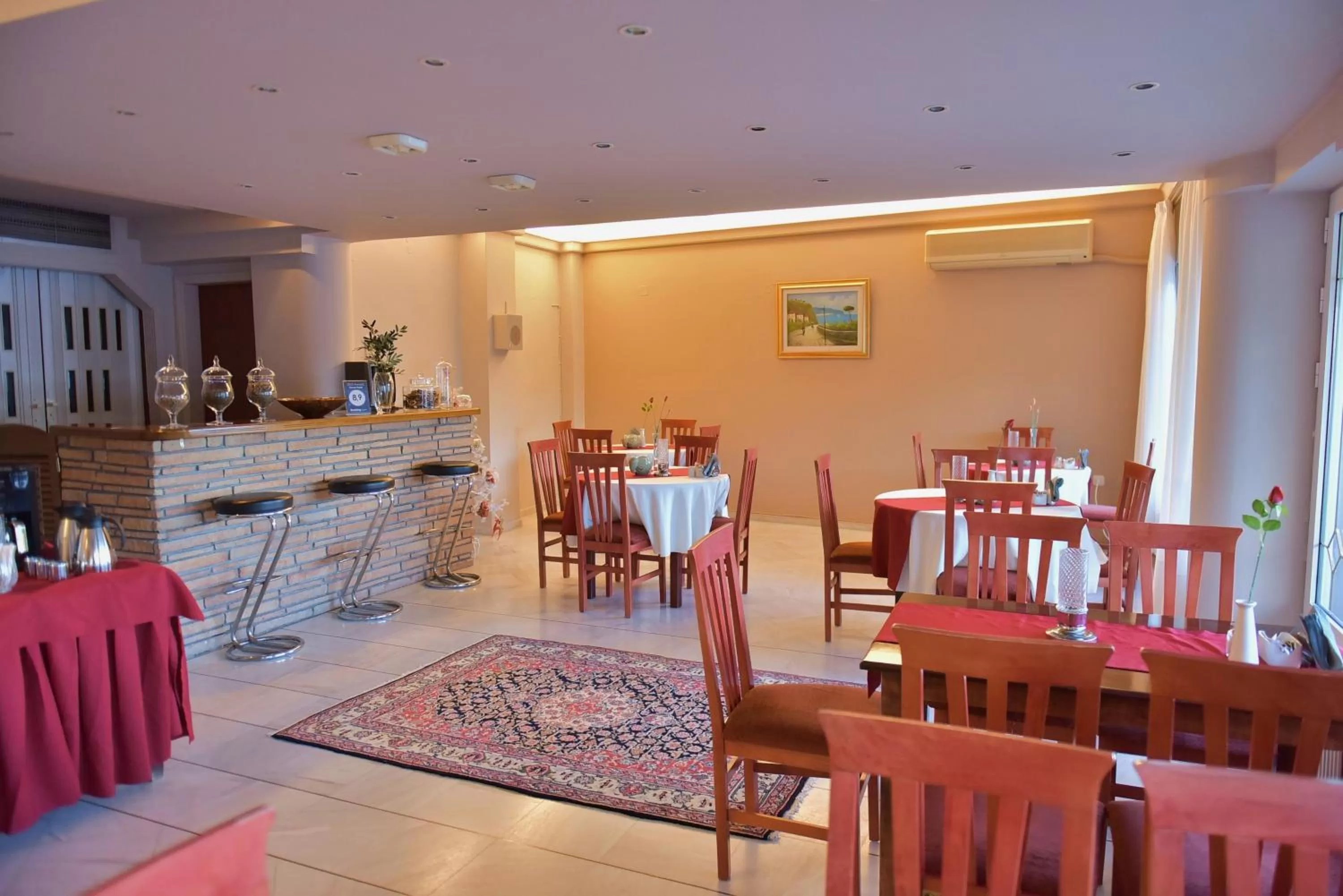 Restaurant/Places to Eat in Oscar Hotel