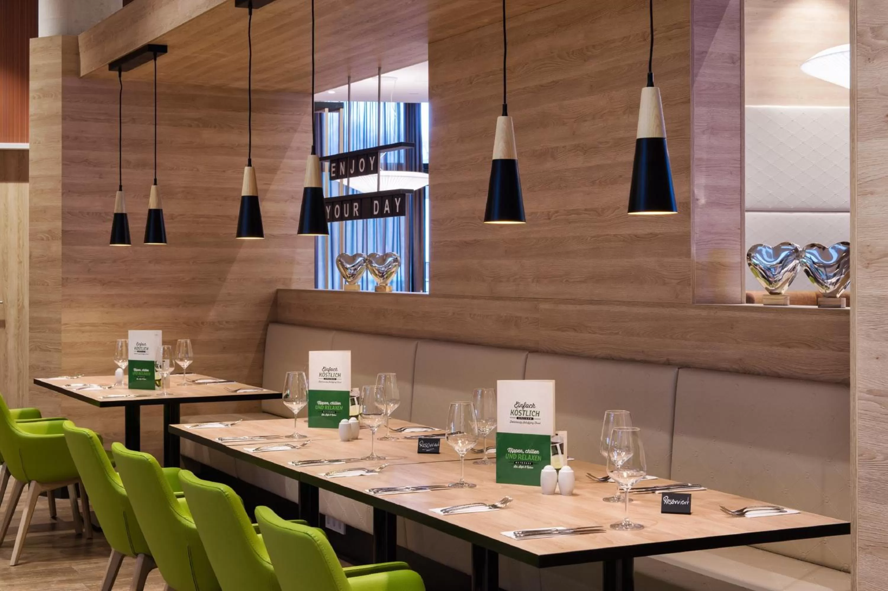 Restaurant/places to eat in Holiday Inn Frankfurt Airport by IHG