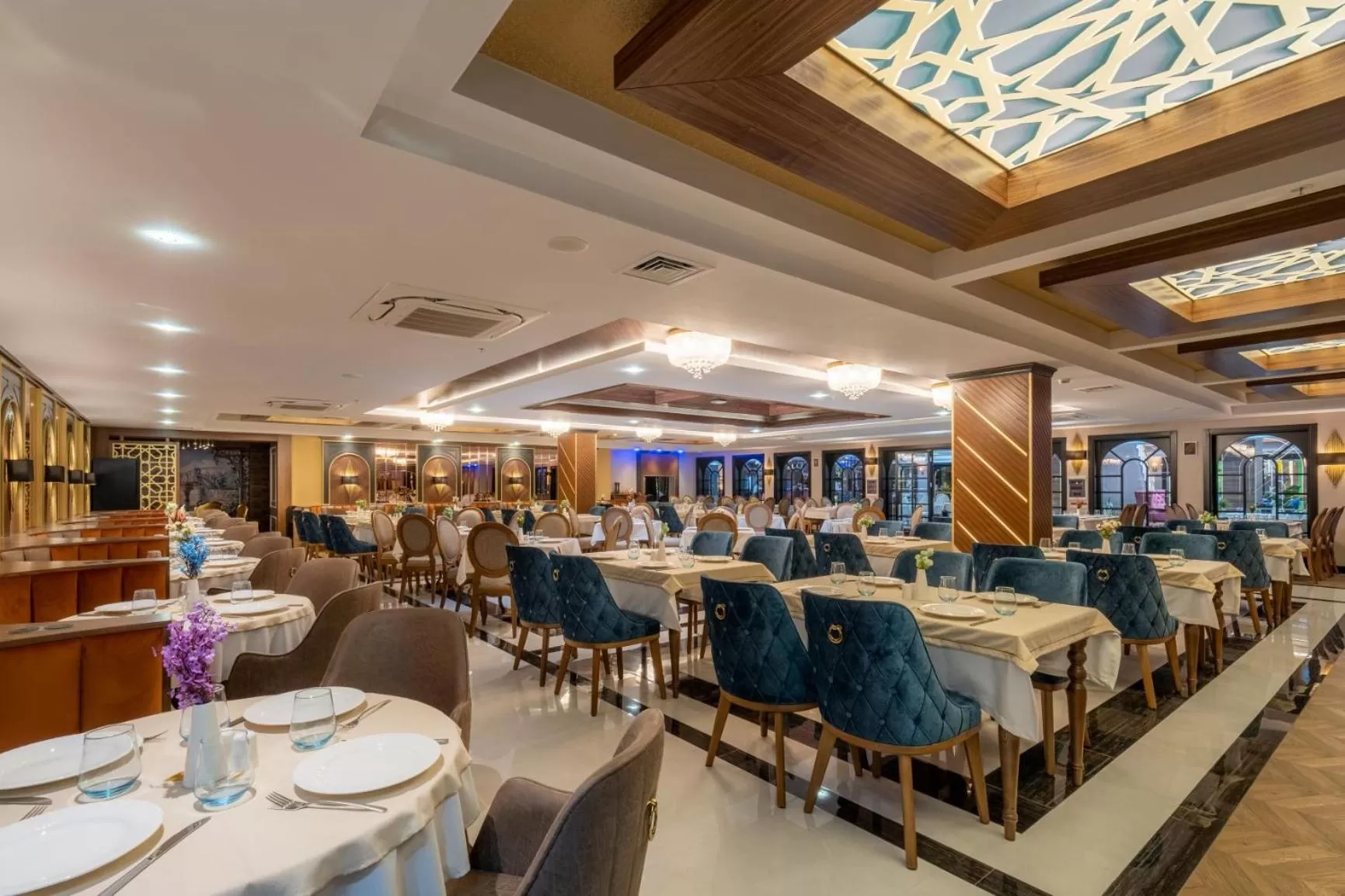 Restaurant/places to eat in Elysium Green Suites