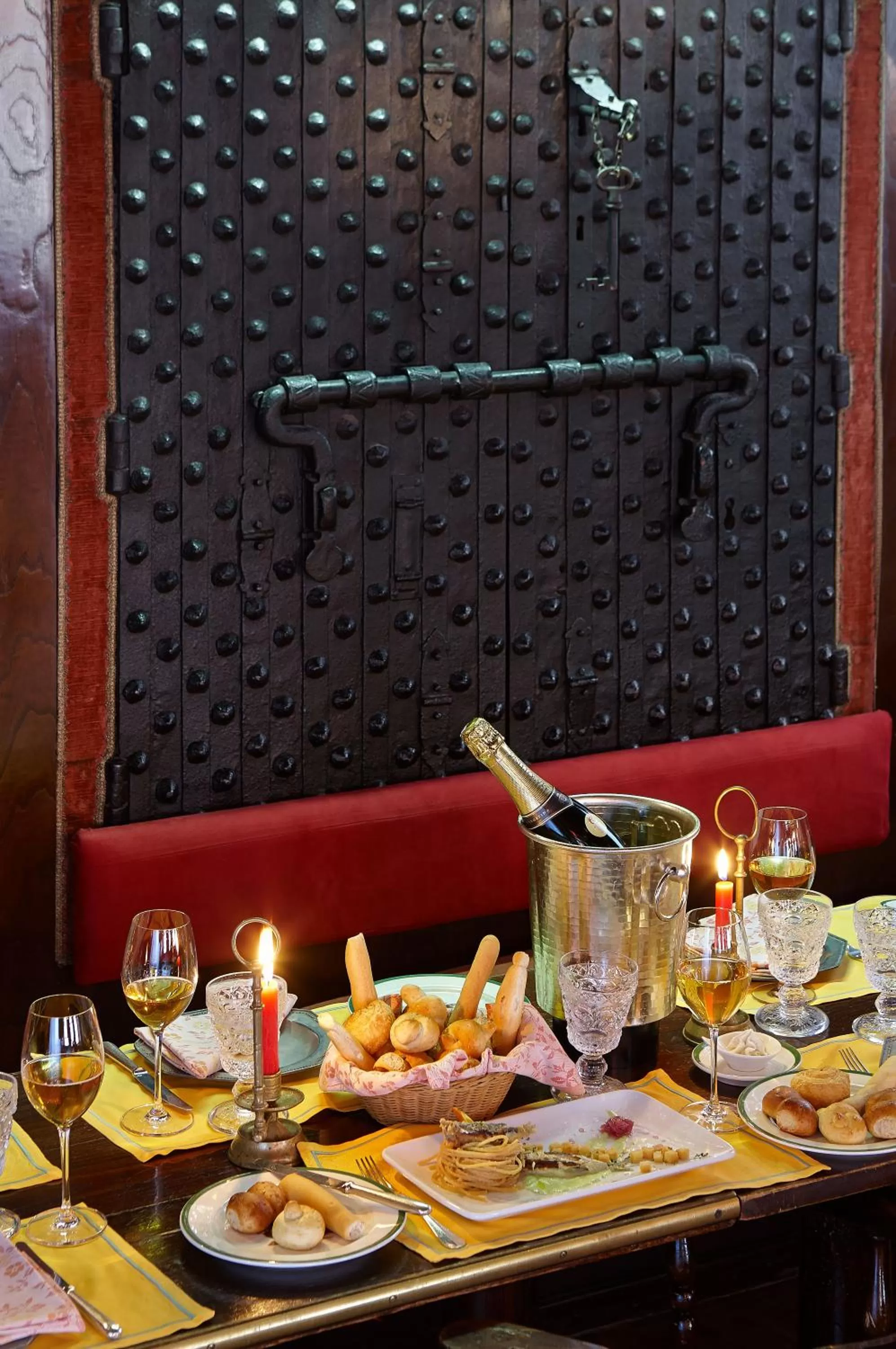 Restaurant/places to eat in Hotel Saturnia & International