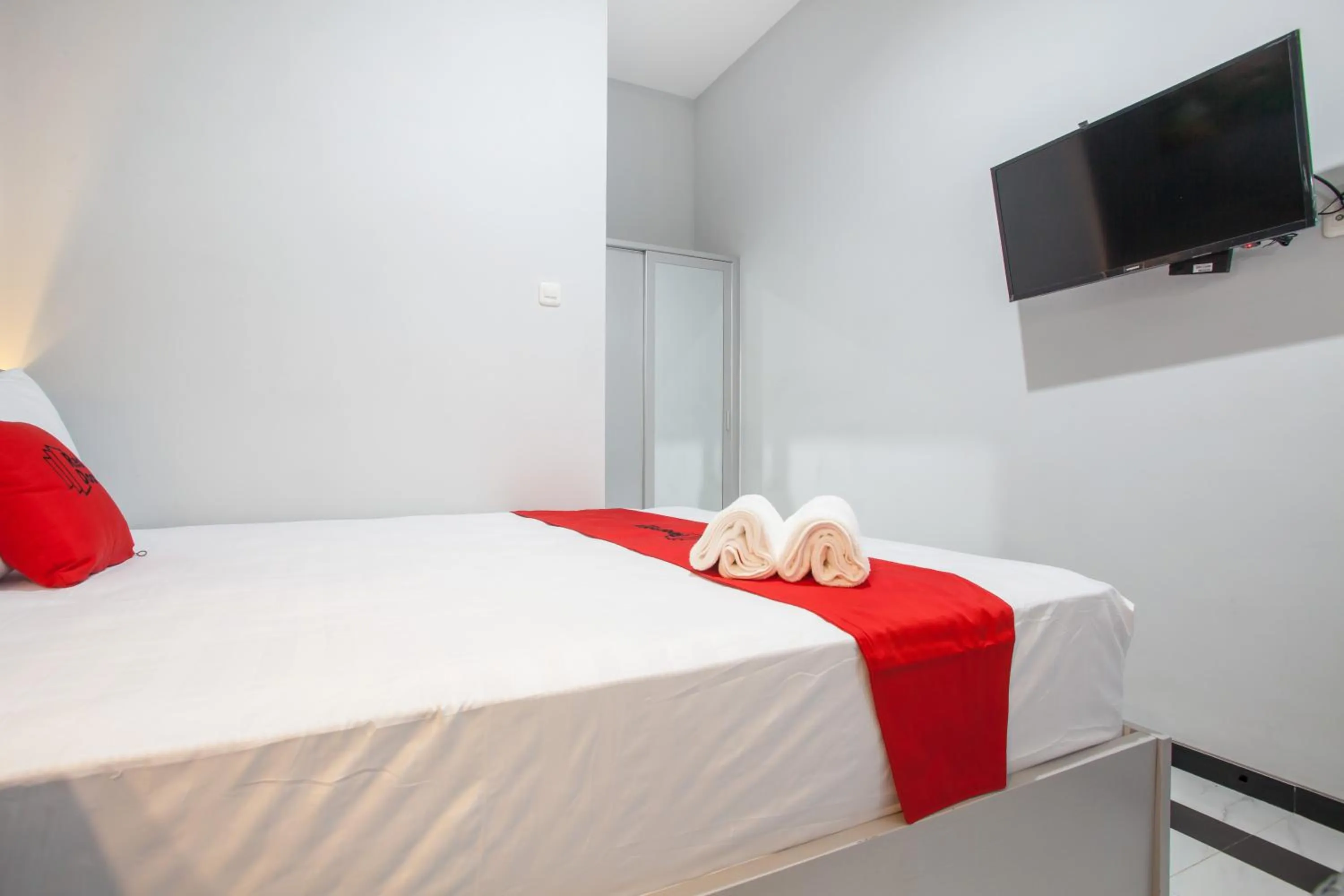 Bedroom, Bed in RedDoorz Plus near Politeknik Negeri Malang