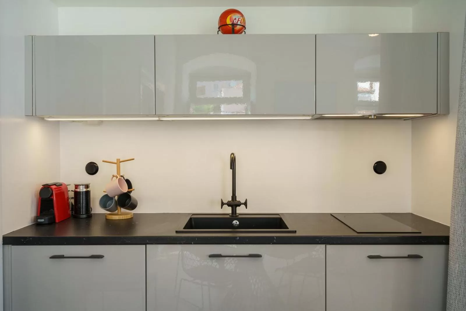 Kitchen or kitchenette in LIVIN Hydra Legacy Suite