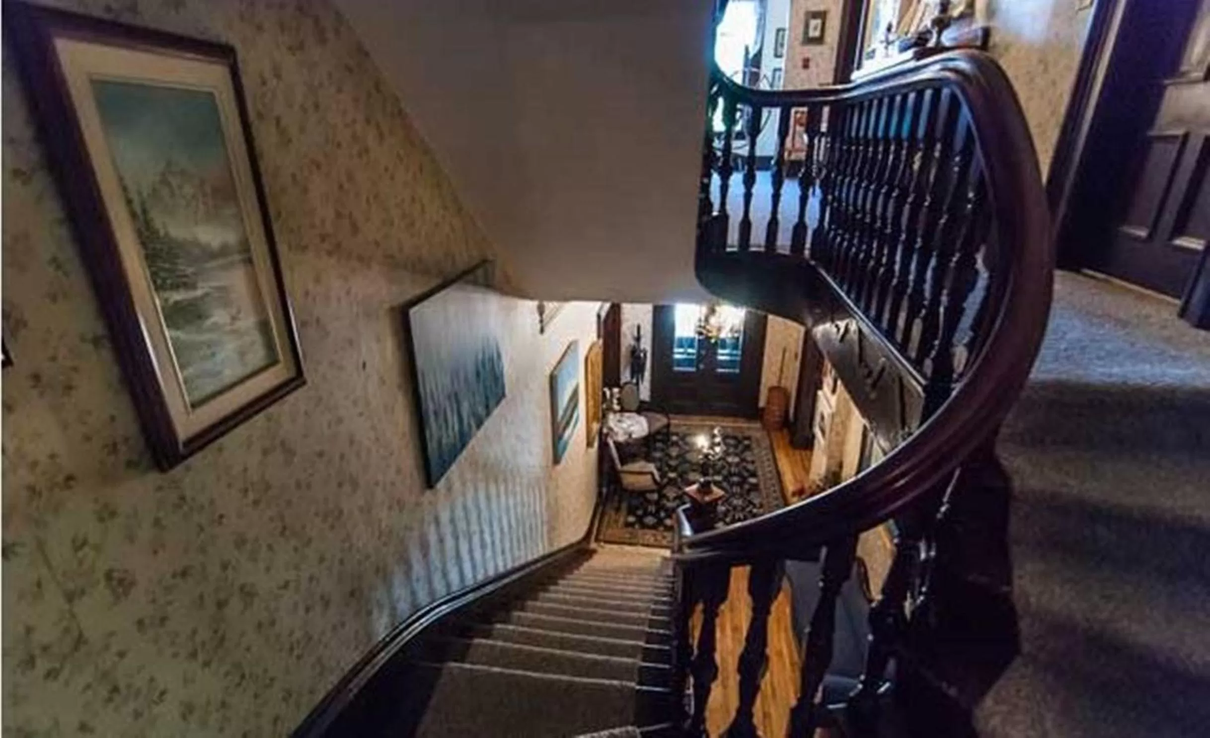 Decorative detail in Carriage House Inn