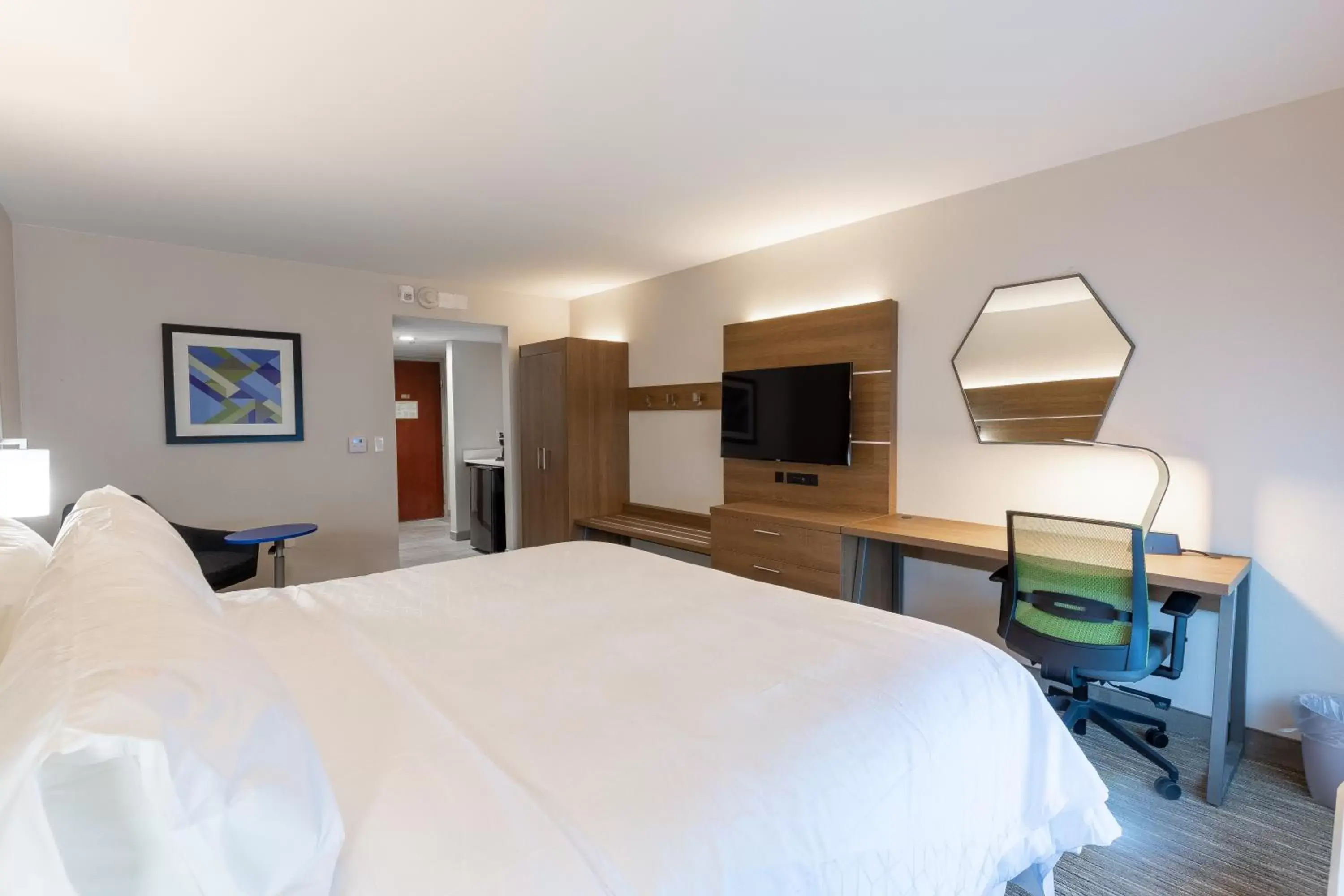 Standard Room in Holiday Inn Express & Suites Arlington North – Stadium Area by IHG Standard Room in Holiday Inn Express & Suites Arlington North – Stadium Area by IHG