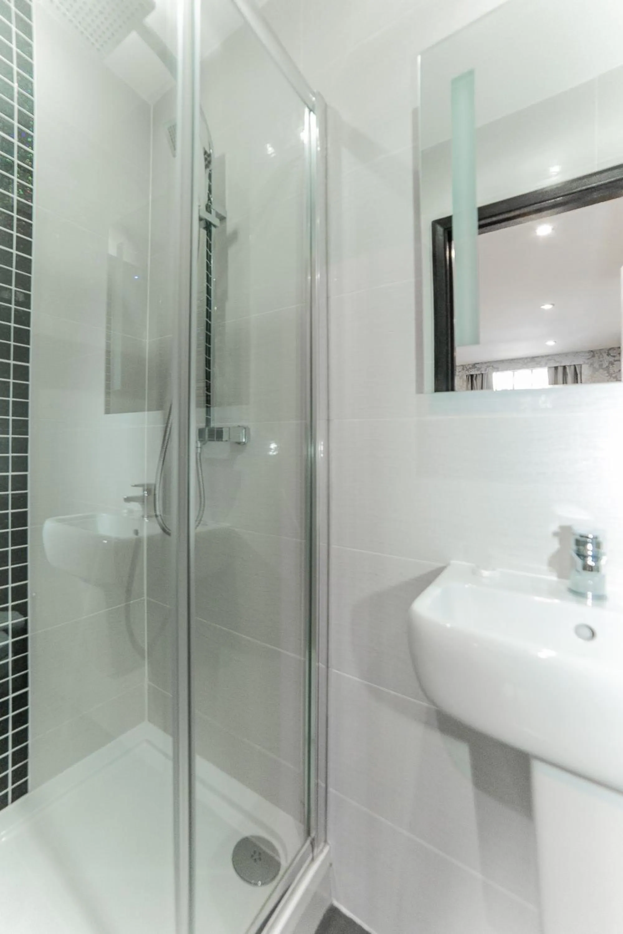 Shower in Imperial Court Suites