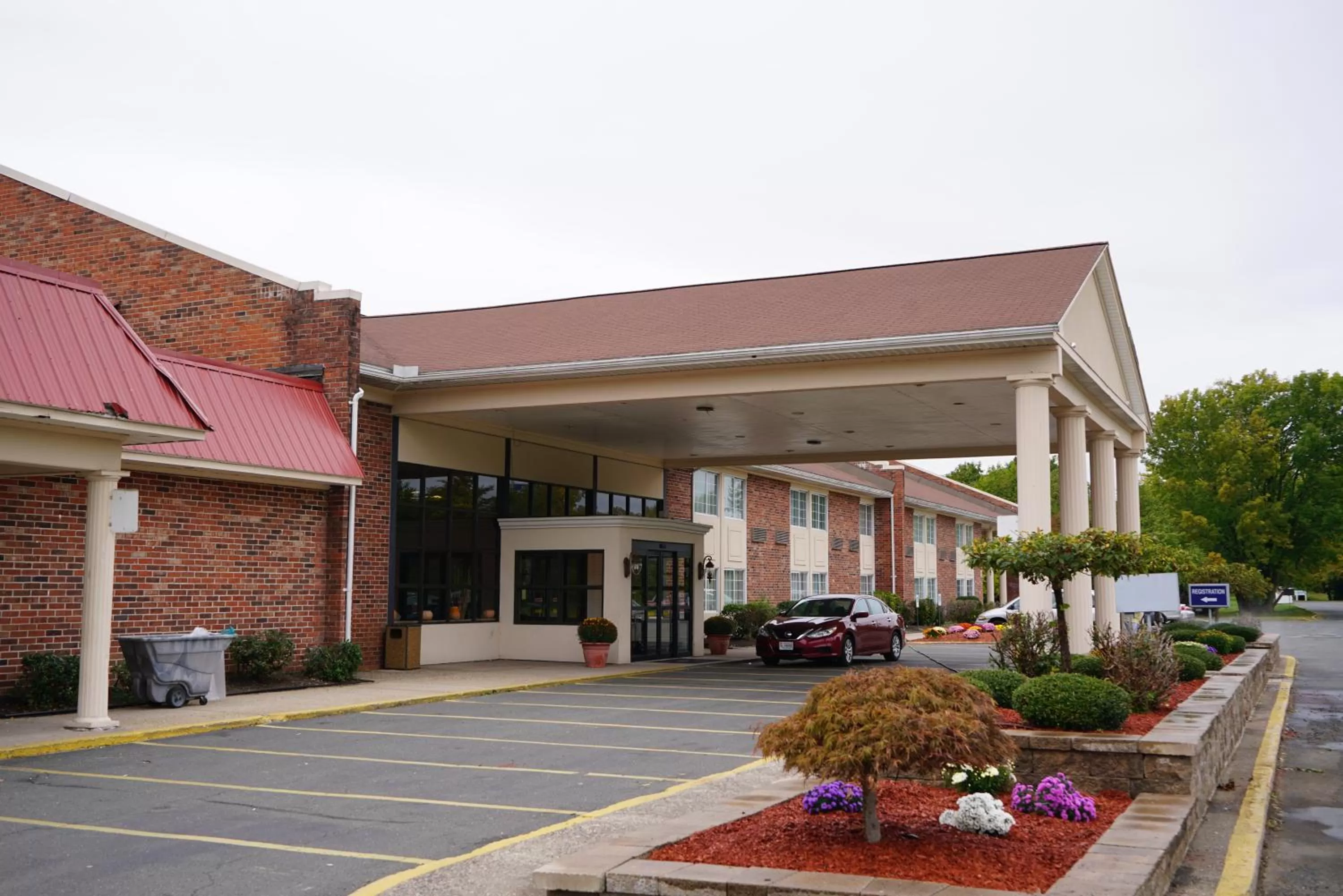 Property building in Rodeway Inn & Suites East Windsor