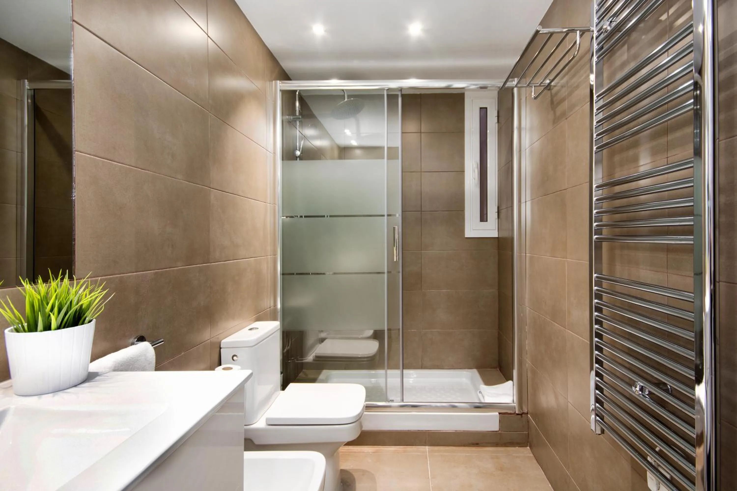 Bathroom in Eixample Building Apartments by Mercedes Heritage