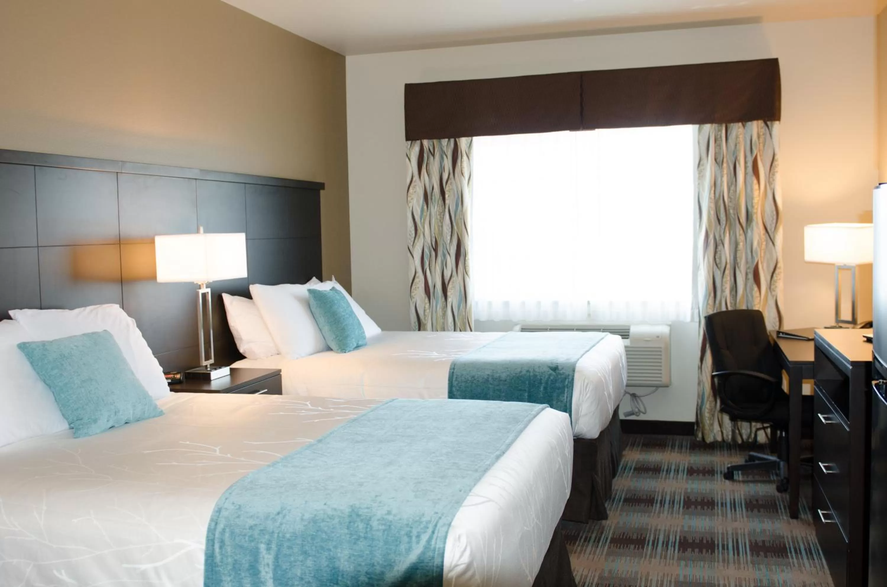 Day, Bed in Inn at Moses Lake