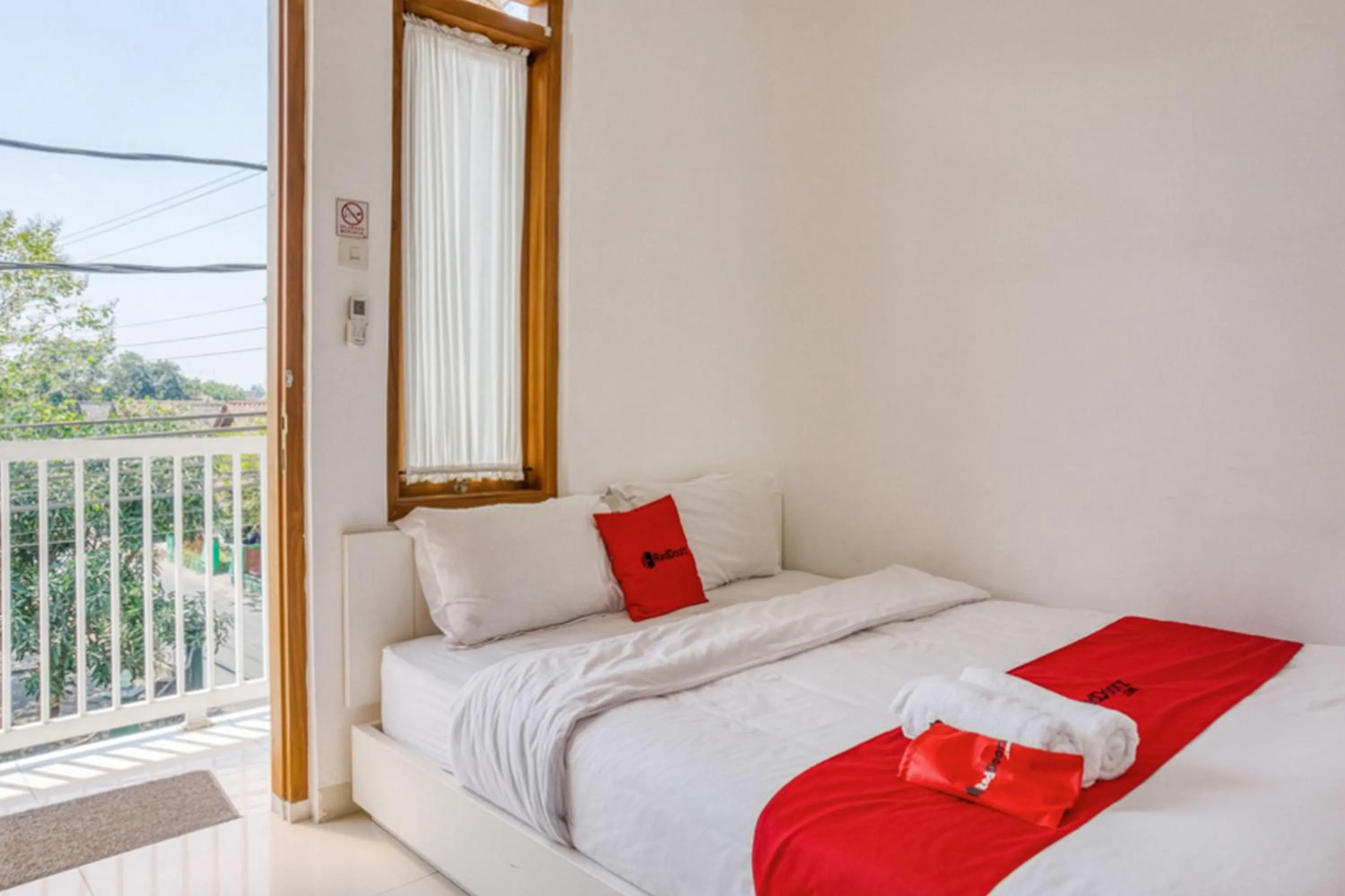 Bedroom, Bed in RedDoorz Syariah near Taman Pelangi Jogja 2