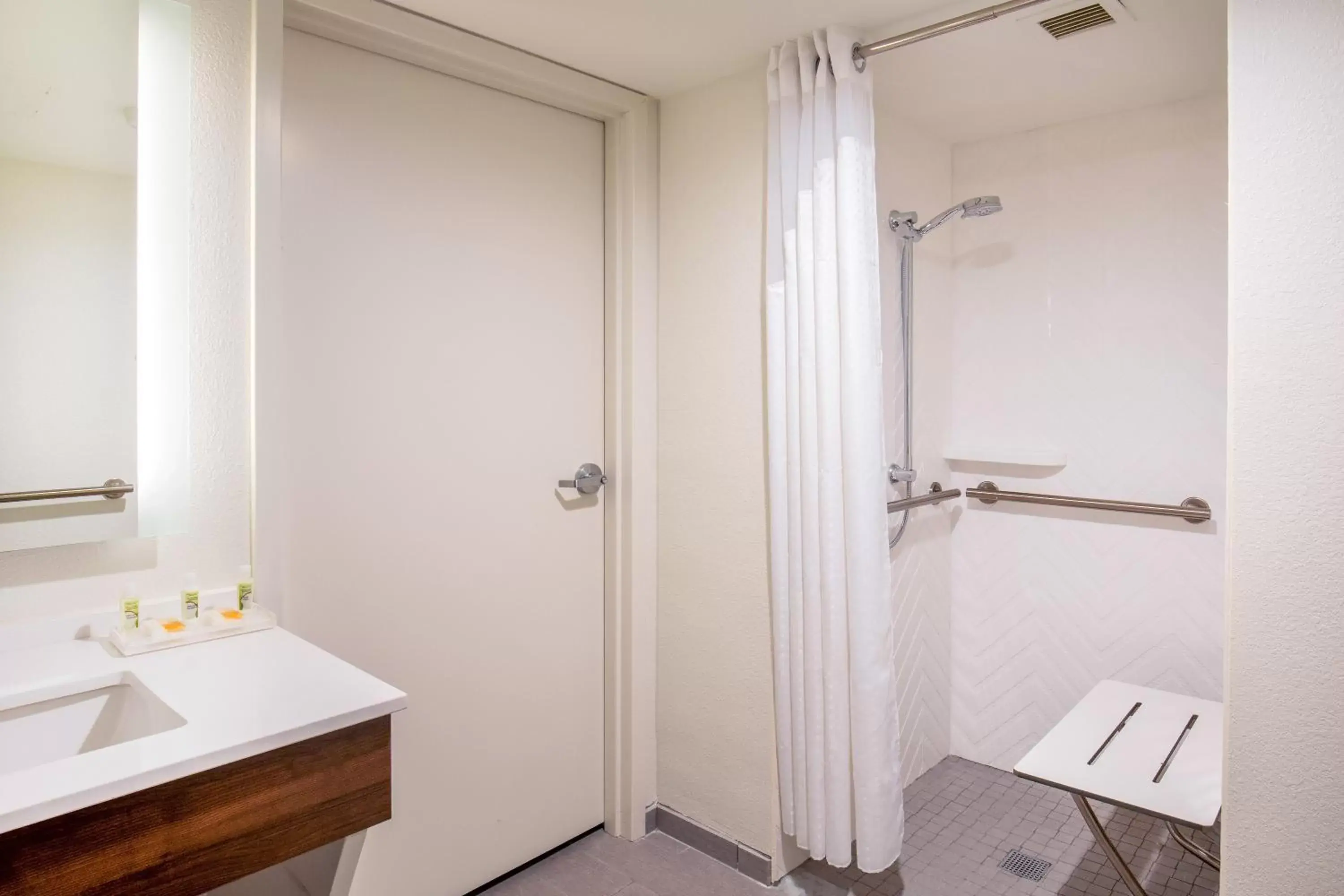Standard Queen Room with Two Queen Beds and Mobility Accessible Tub in Holiday Inn Newport News - Hampton by IHG Standard Queen Room with Two Queen Beds and Mobility Accessible Tub in Holiday Inn Newport News - Hampton by IHG