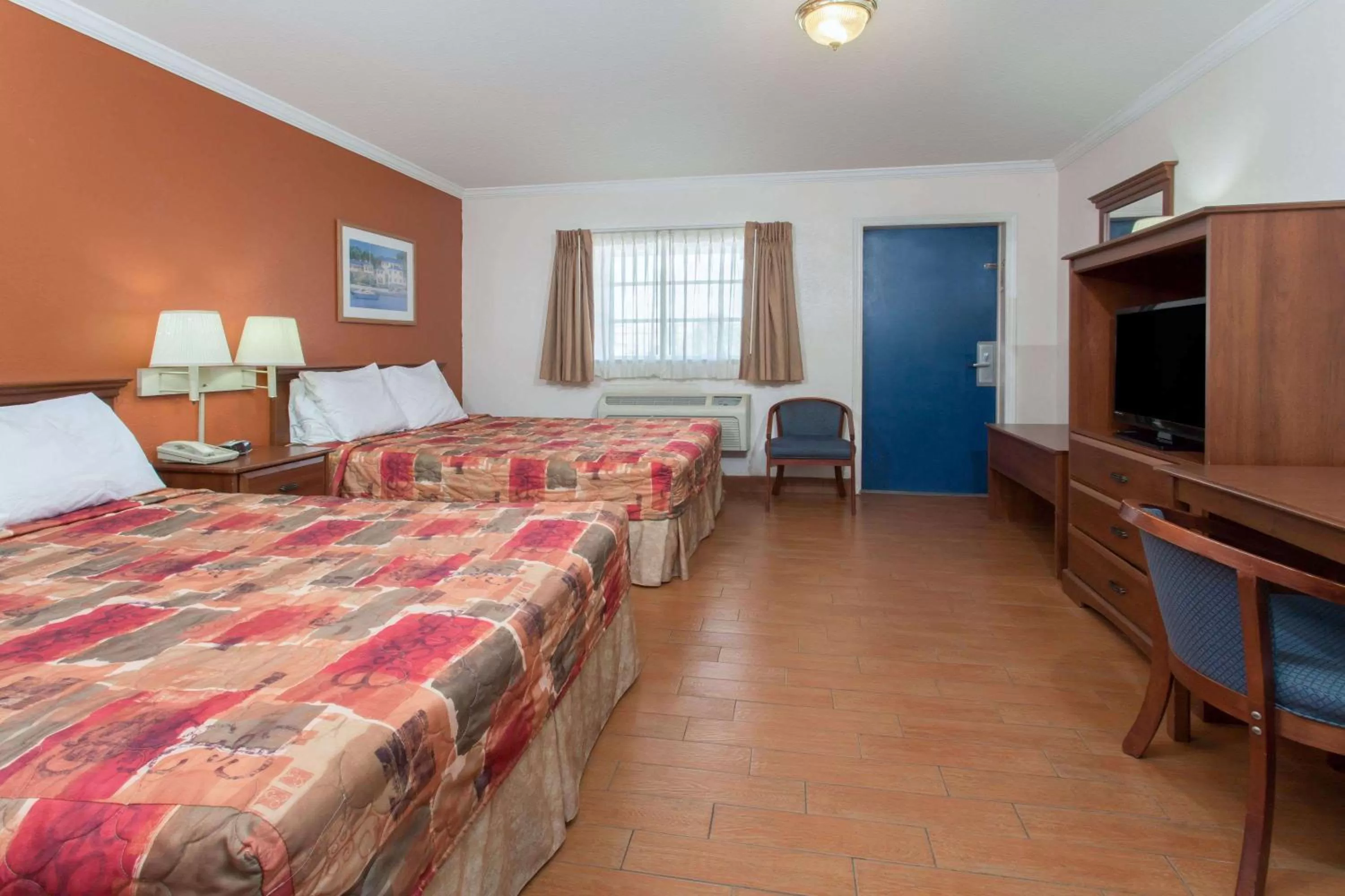 Photo of the whole room, Bed in Knights Inn Arcadia