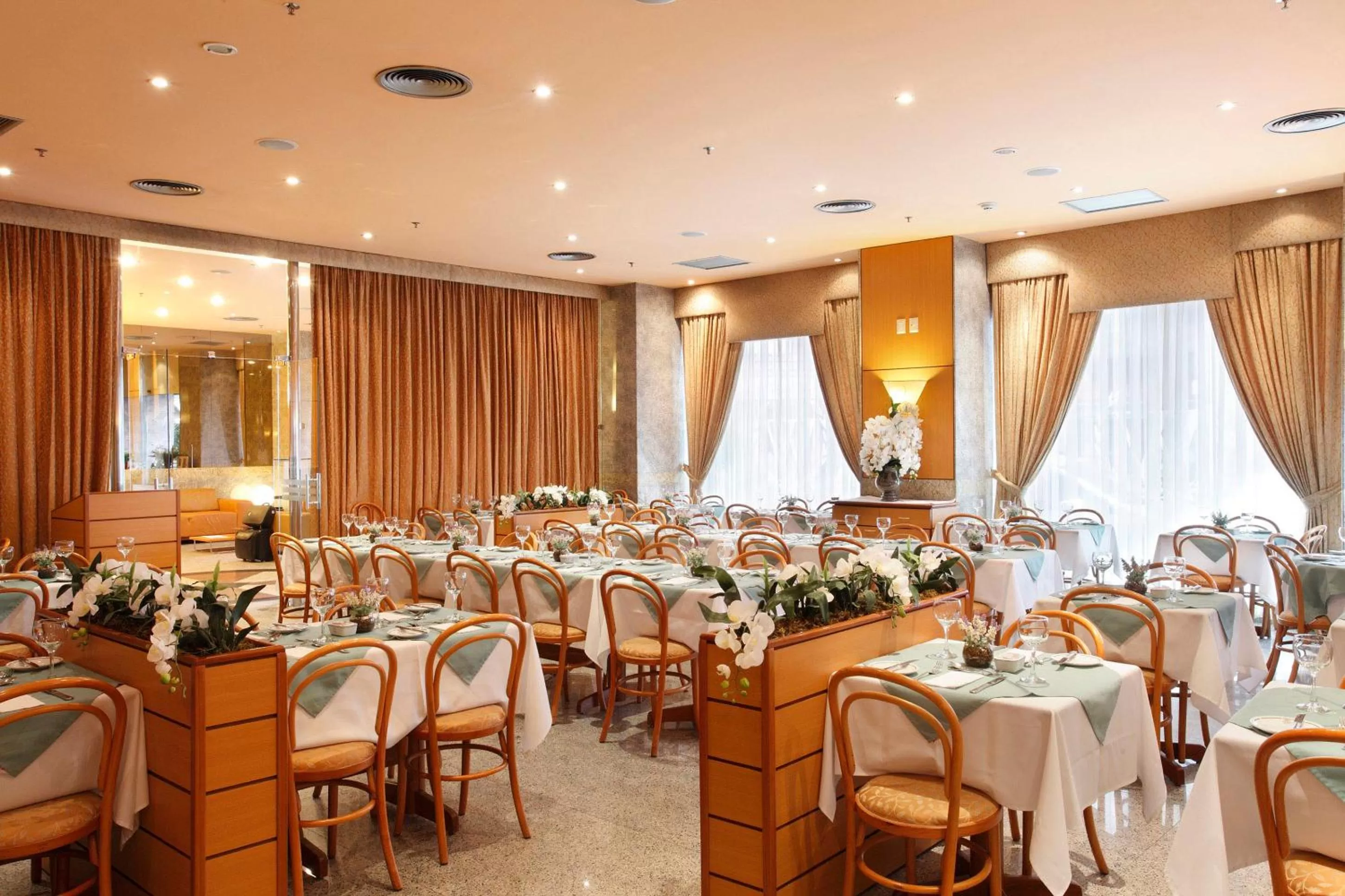 Restaurant/places to eat in Windsor Asturias Hotel