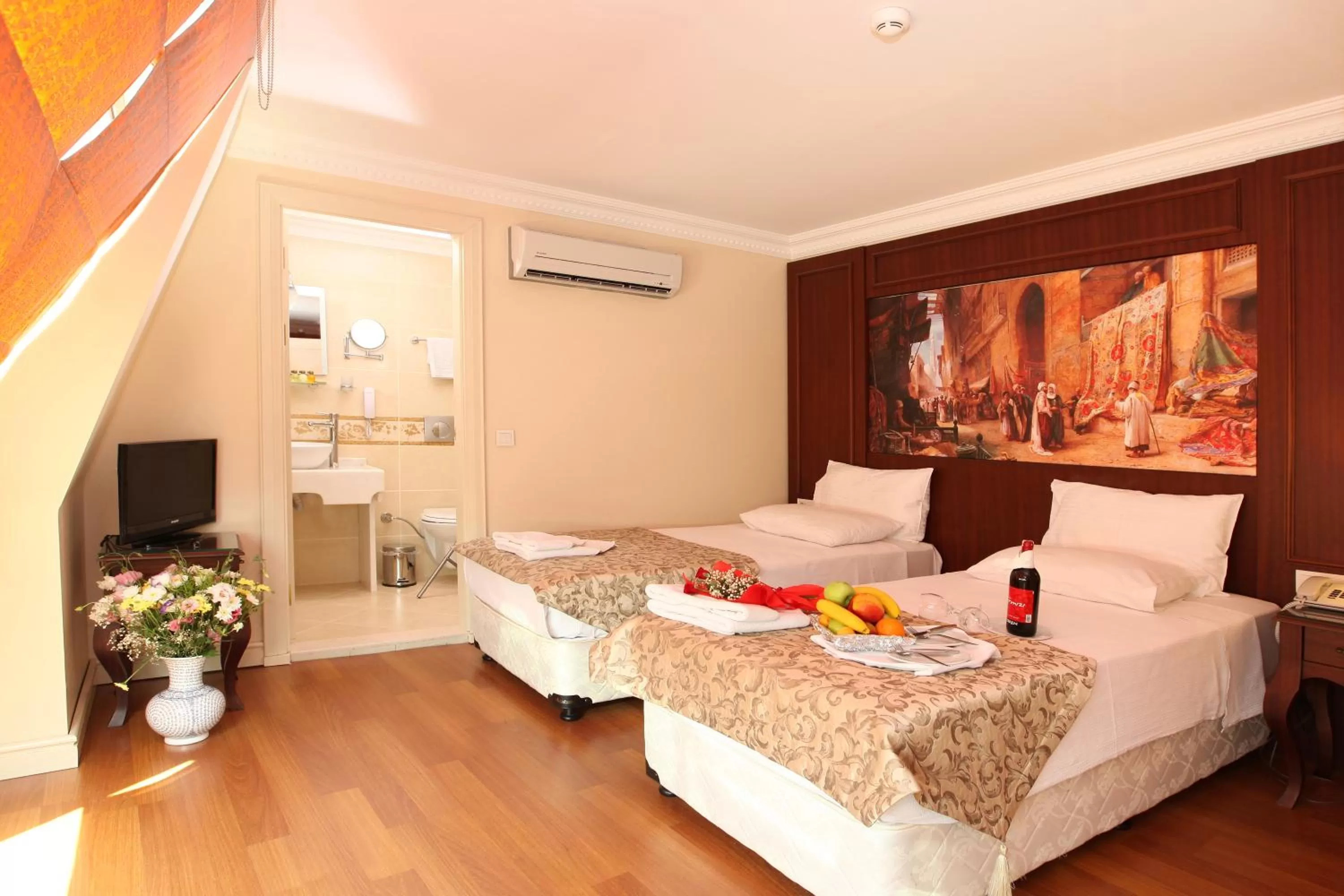 Photo of the whole room, Bed in Sirkeci Park Hotel