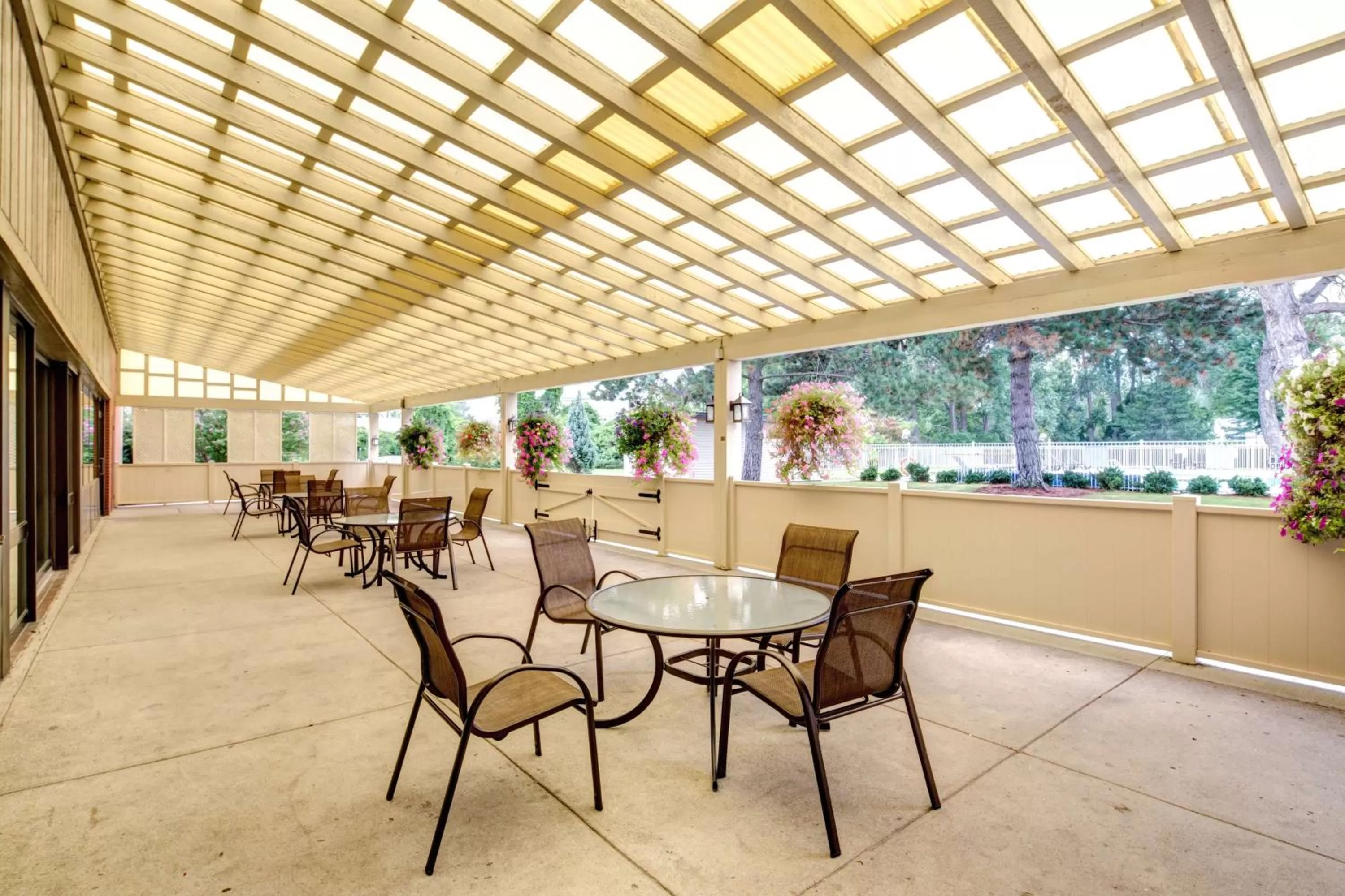 Patio in Best Western Plus Guildwood Inn