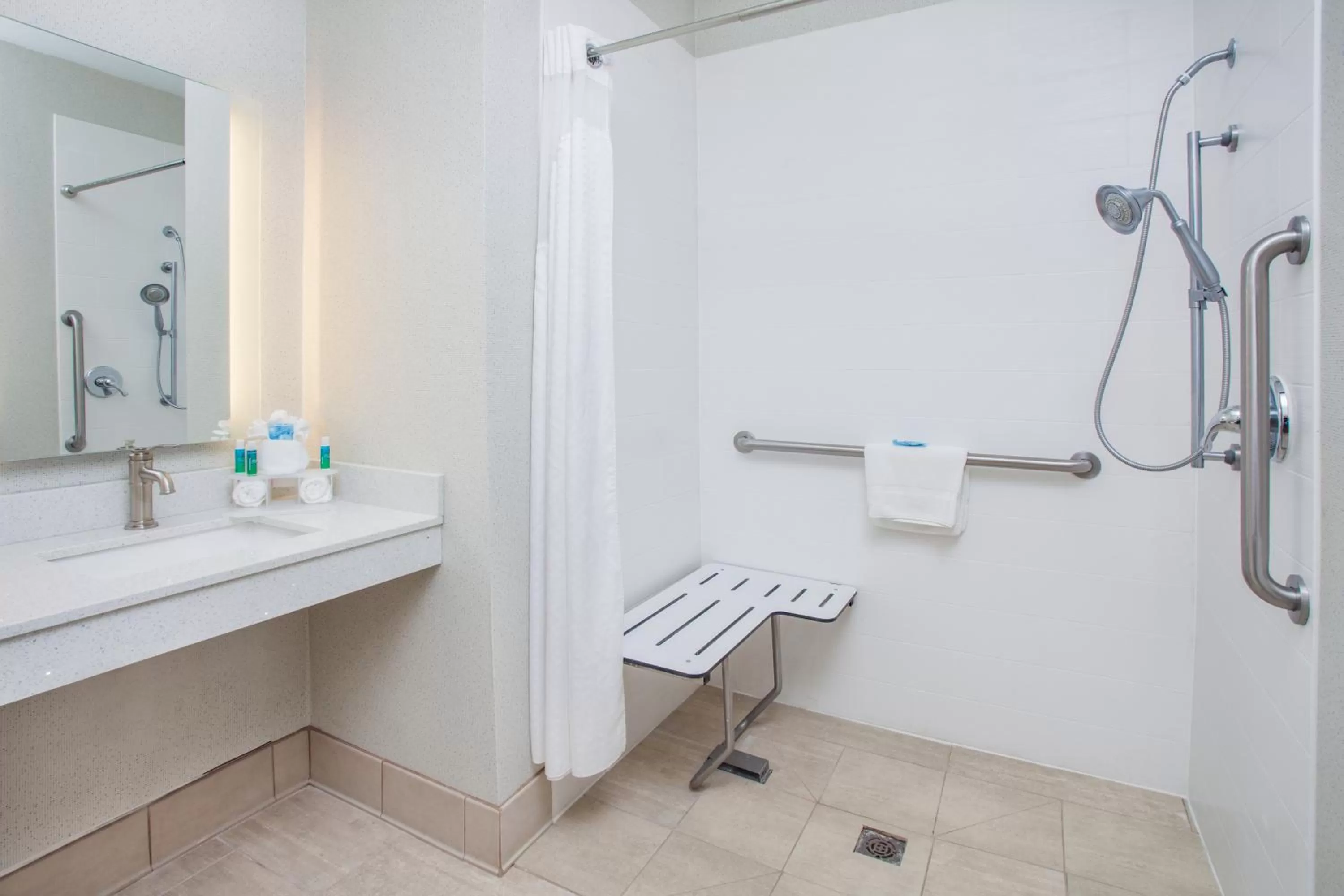 Shower in Holiday Inn Express & Suites Texarkana by IHG