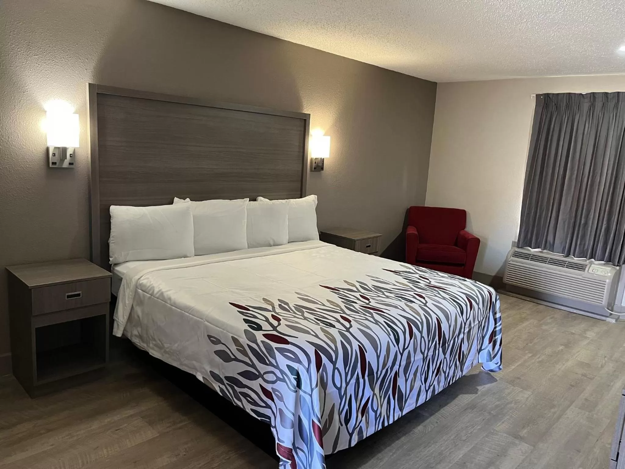 Photo of the whole room, Bed in Mulberry Inn and Plaza