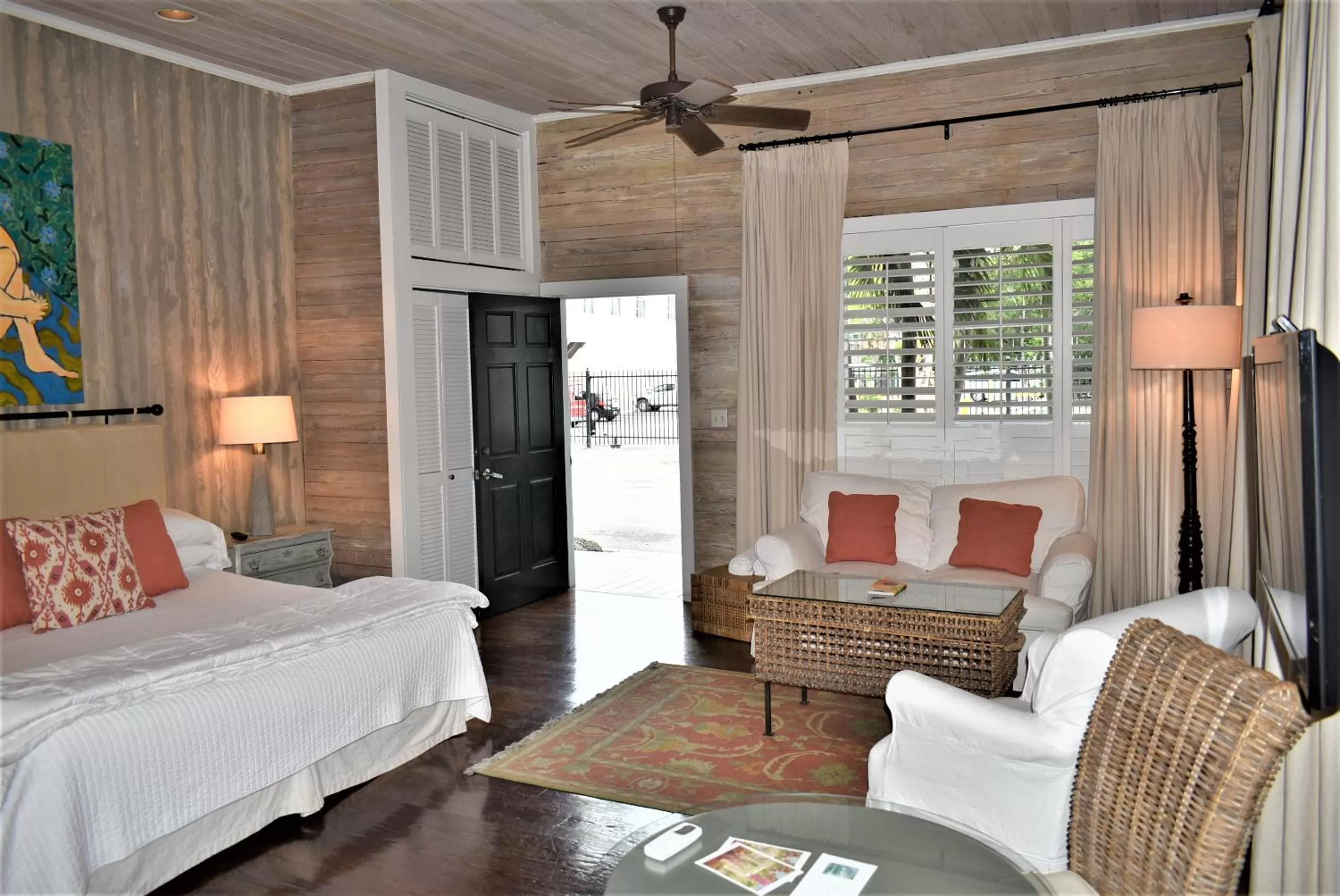 Bed in Simonton Court Historic Inn & Cottages