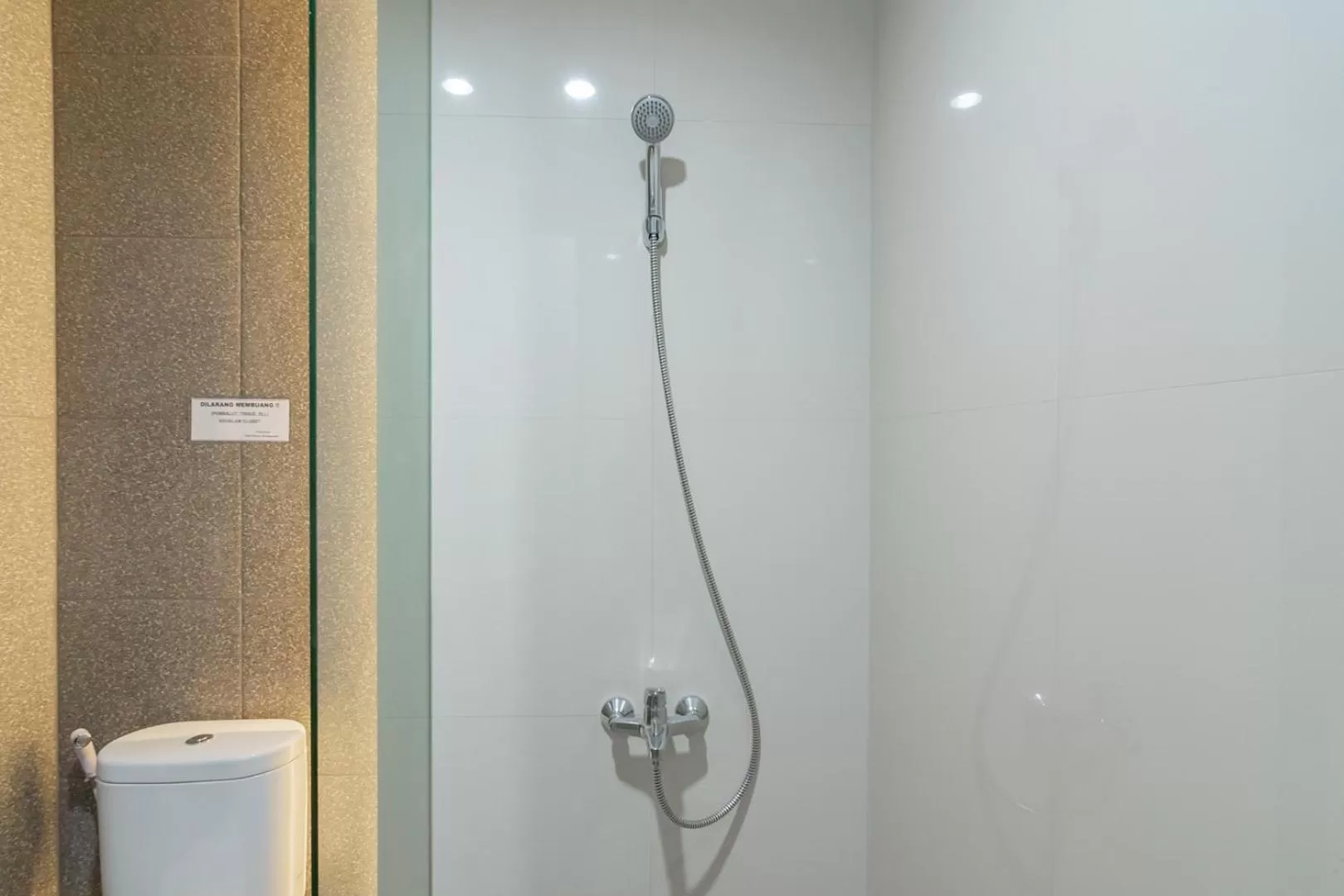 Bathroom in RedDoorz Plus @ Cirebon City Center