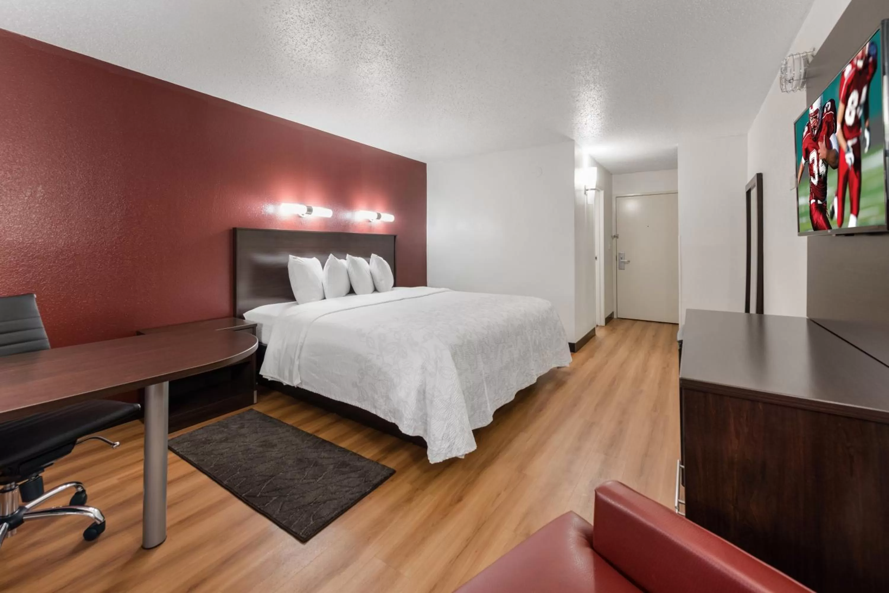 Photo of the whole room, Bed in Red Roof Inn PLUS+ Columbus - Worthington