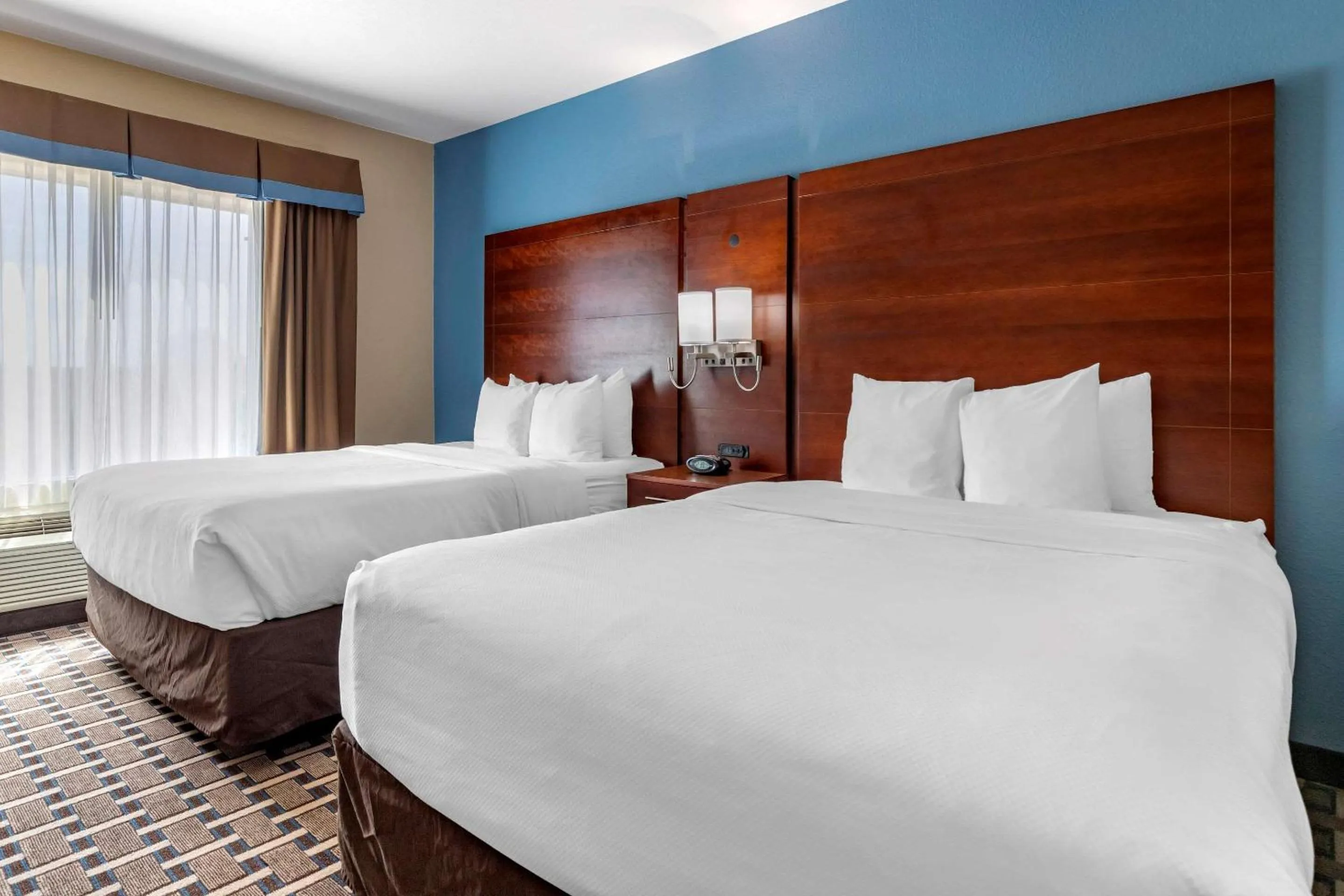 Photo of the whole room, Bed in Comfort Suites Georgetown