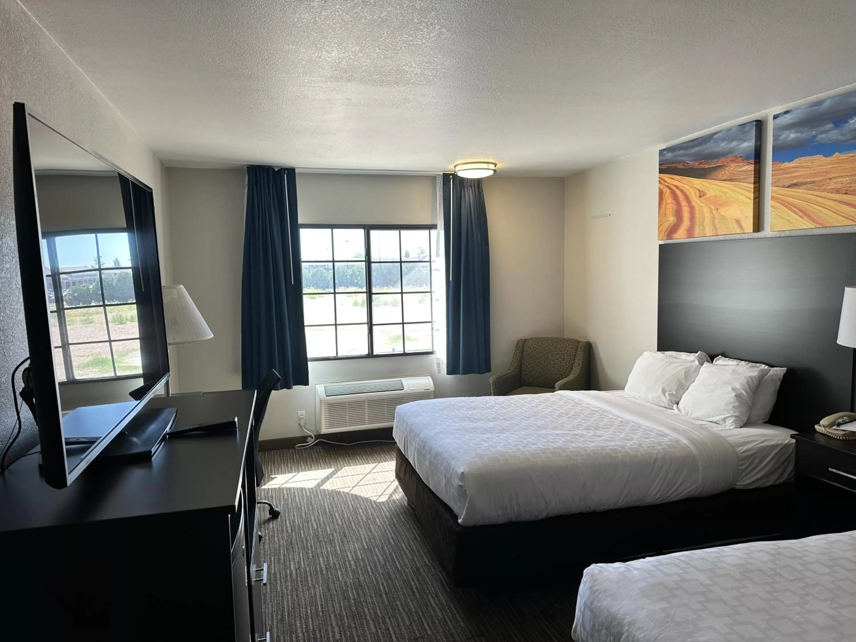 Bedroom, Bed in Clarion Pointe Winslow I-40