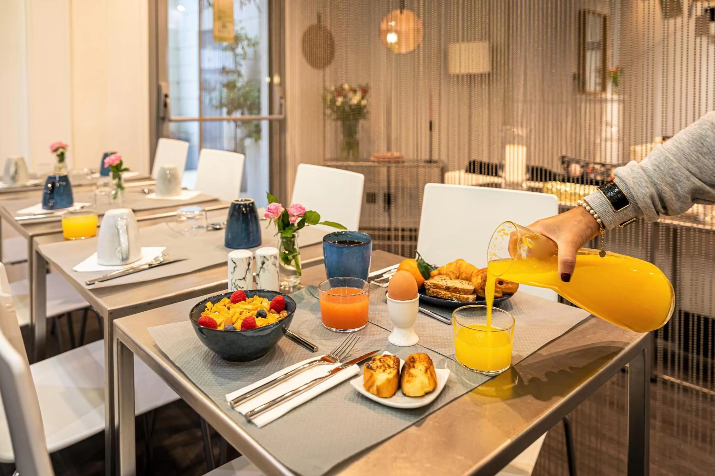 Continental breakfast in Hotel Glasgow Monceau by Patrick Hayat
