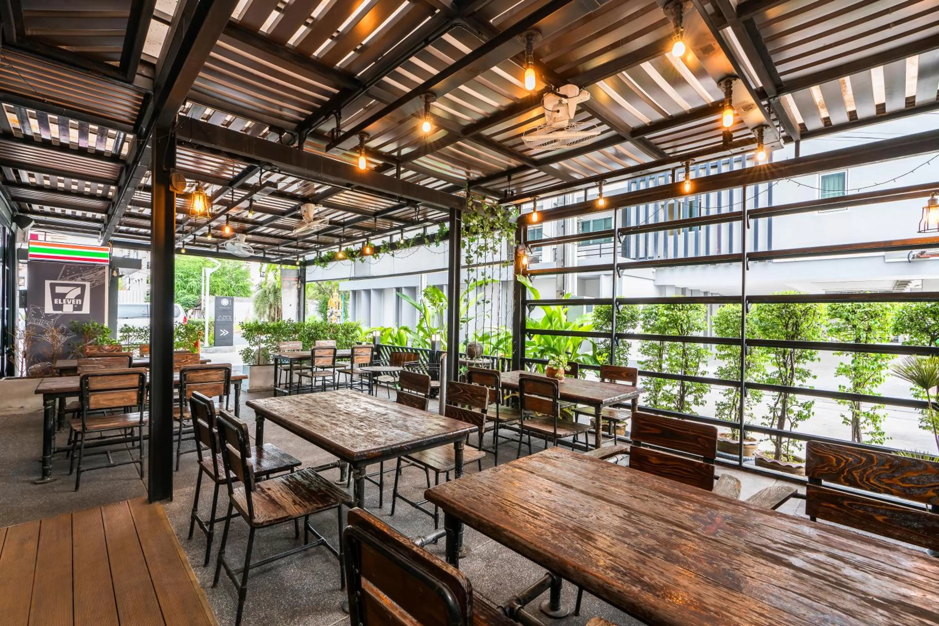 Restaurant/places to eat in De Botan Srinakarin Hotel & Residence