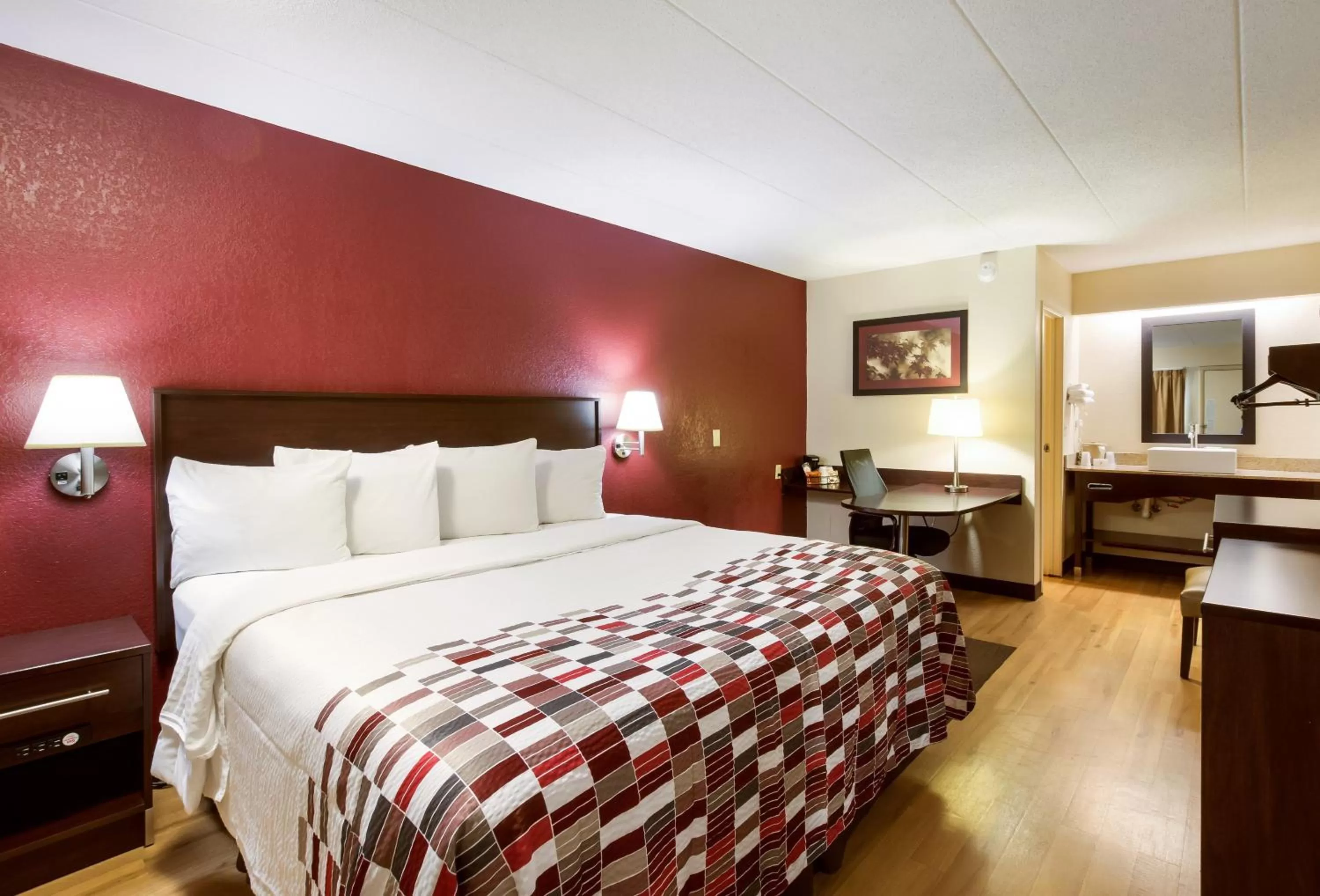 Photo of the whole room, Bed in Red Roof Inn Kalamazoo East – Expo Center
