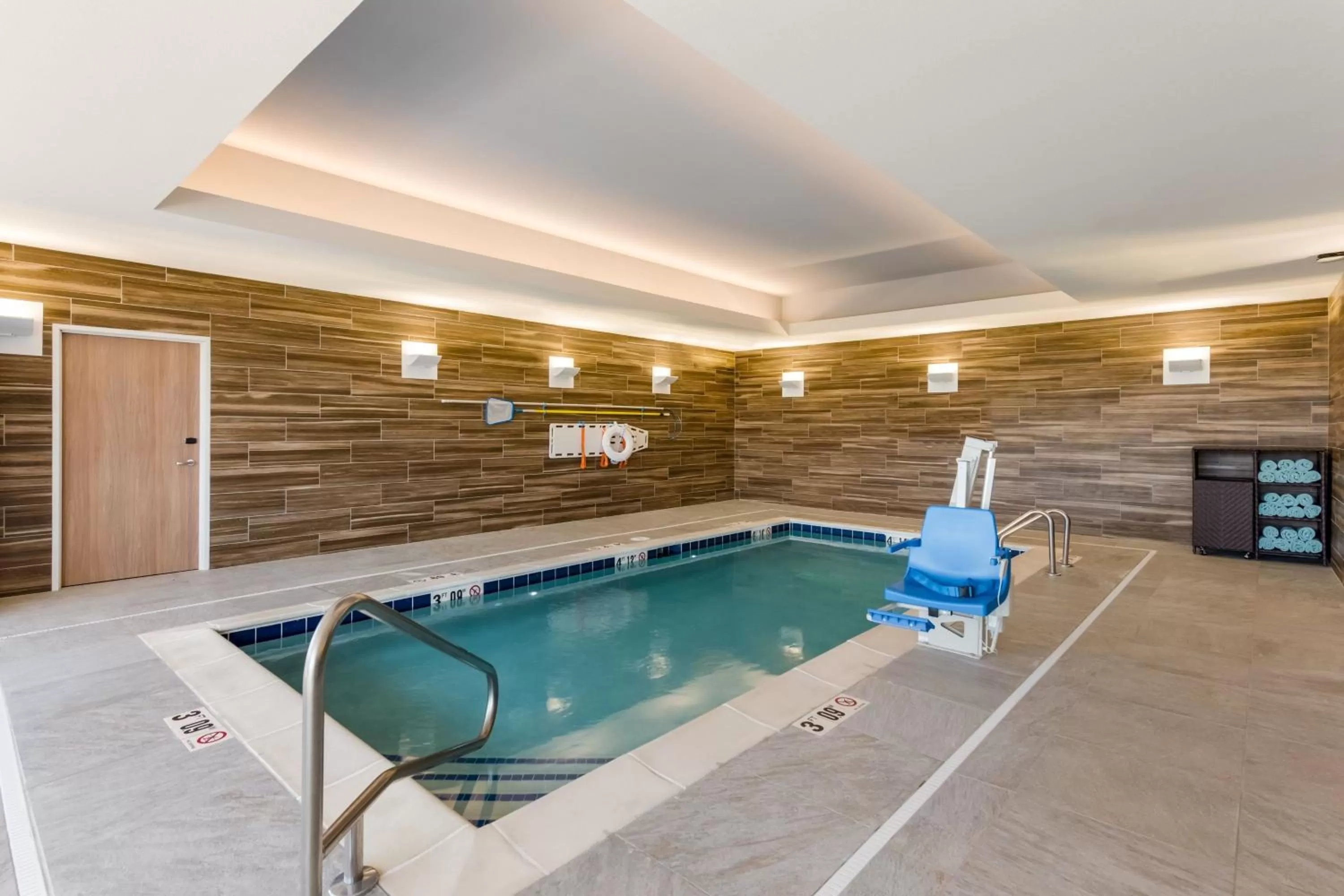 Swimming pool in Fairfield by Marriott Inn & Suites Columbus Canal Winchester