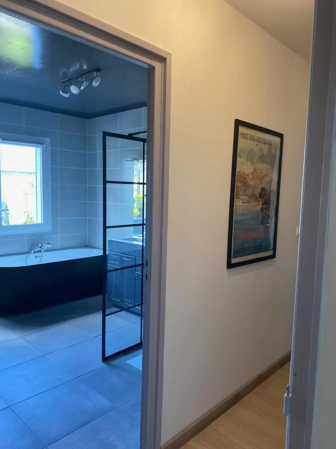 Bathroom, Bed in Avenue de la Gare