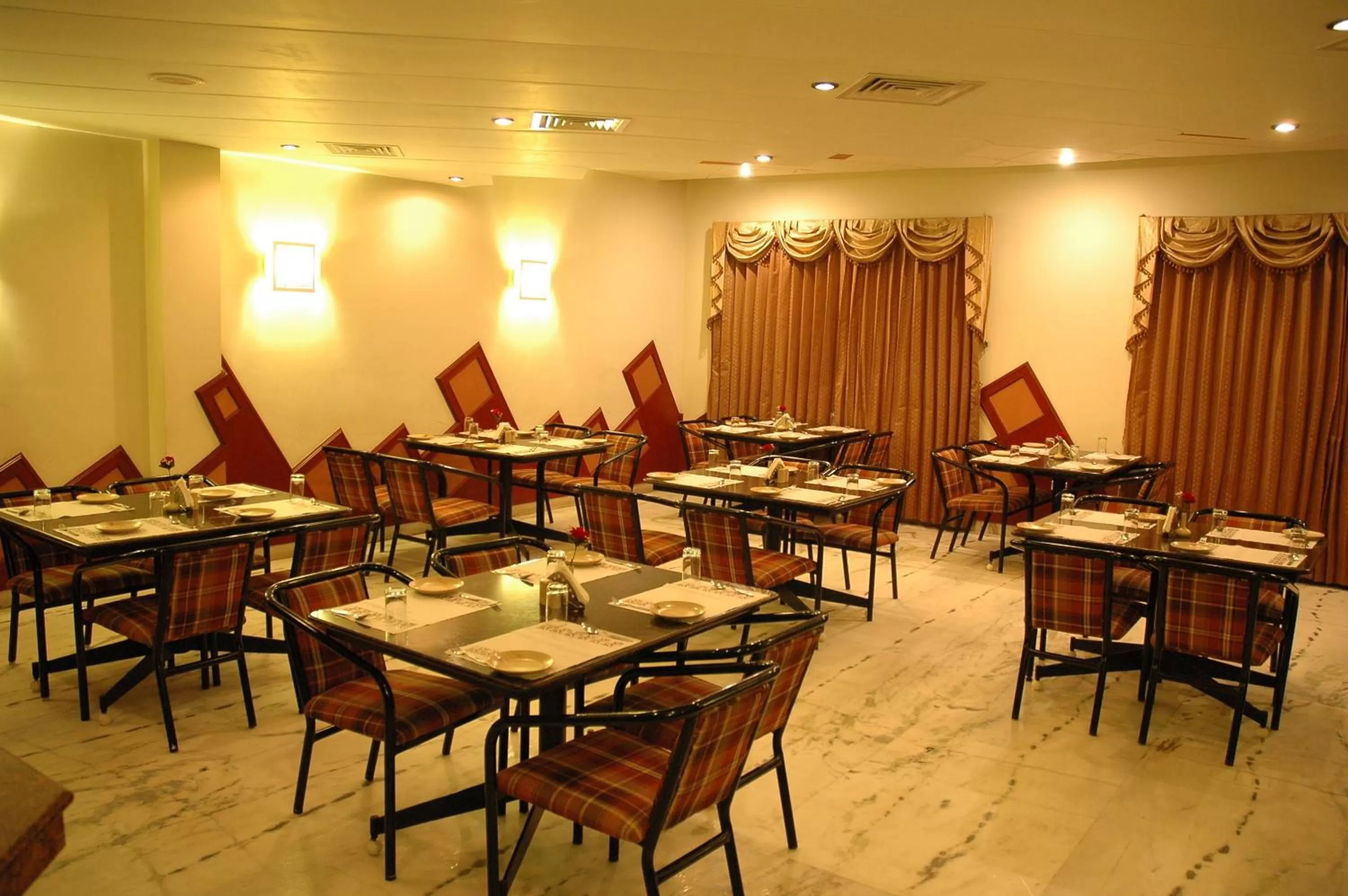 Restaurant/places to eat in Hotel Gnanam