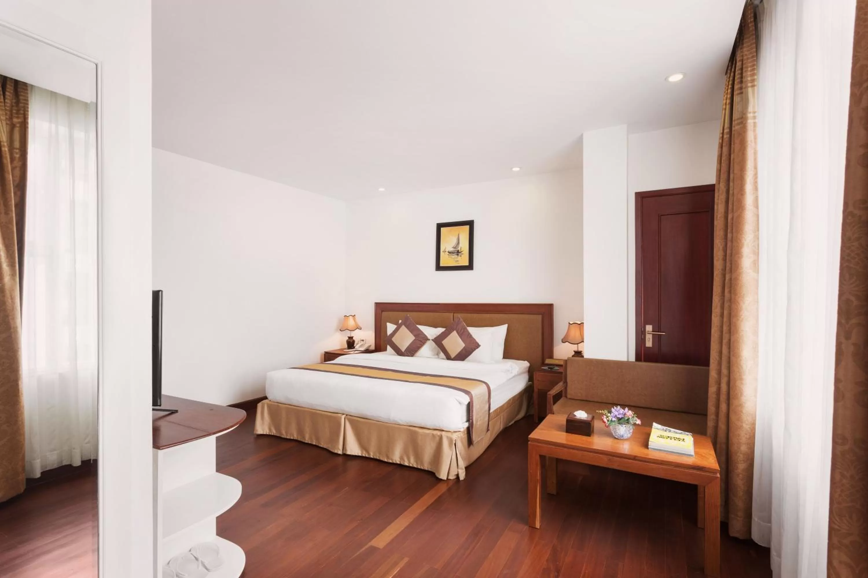 Shower, Bed in Phnom Penh Katari Hotel