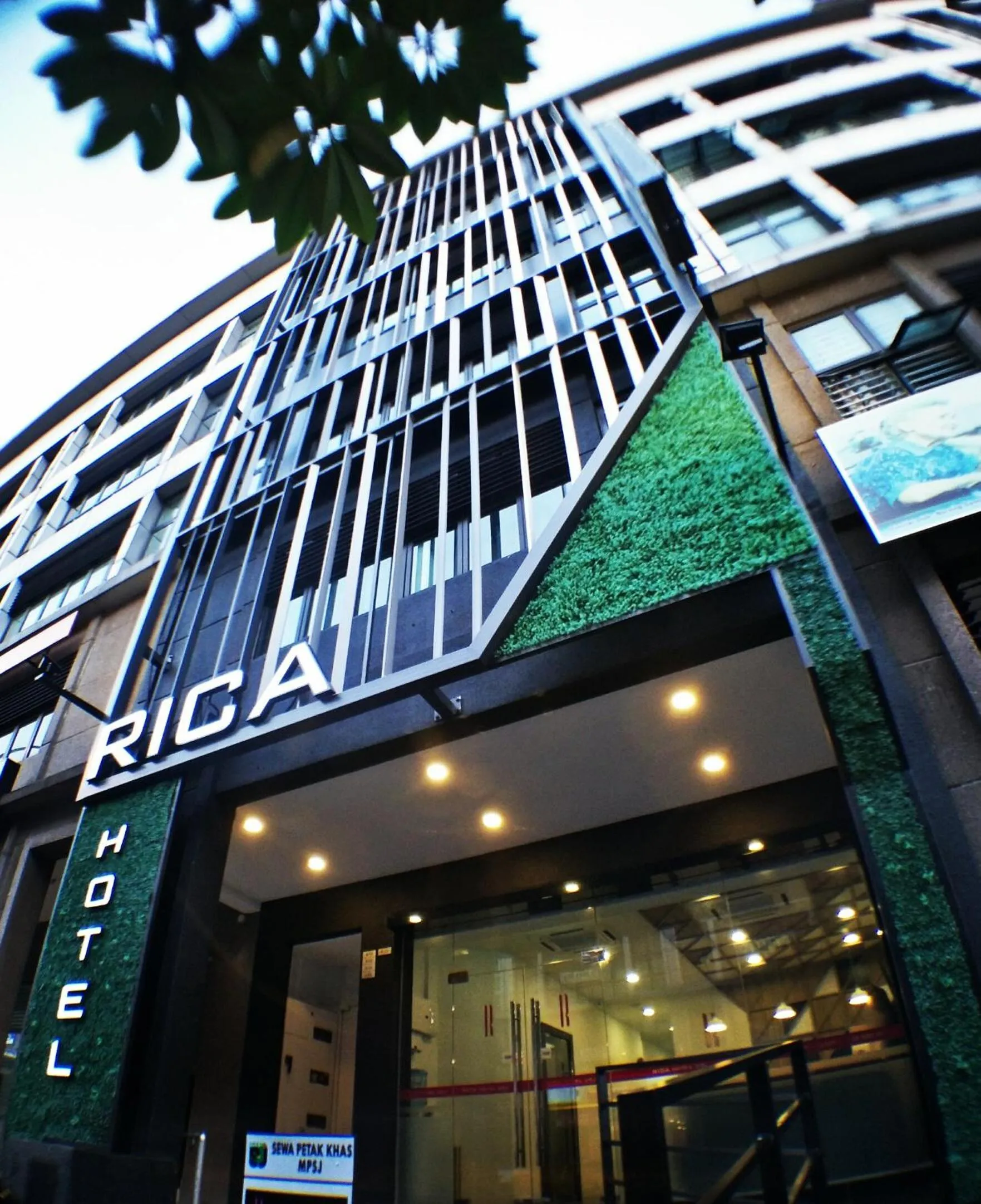 Facade/entrance in Rica Hotel Usj