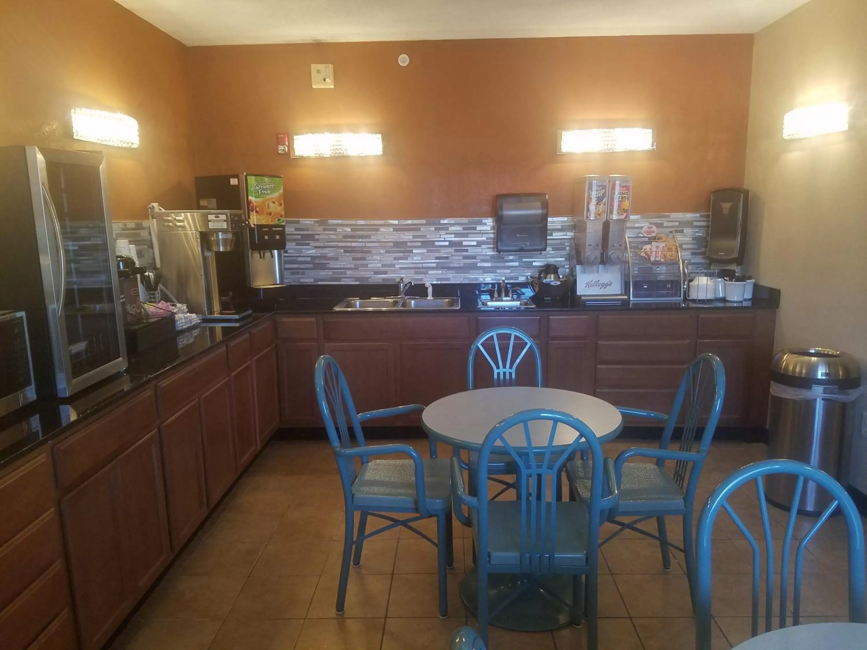 Coffee/tea facilities in Super 8 by Wyndham Wichita North