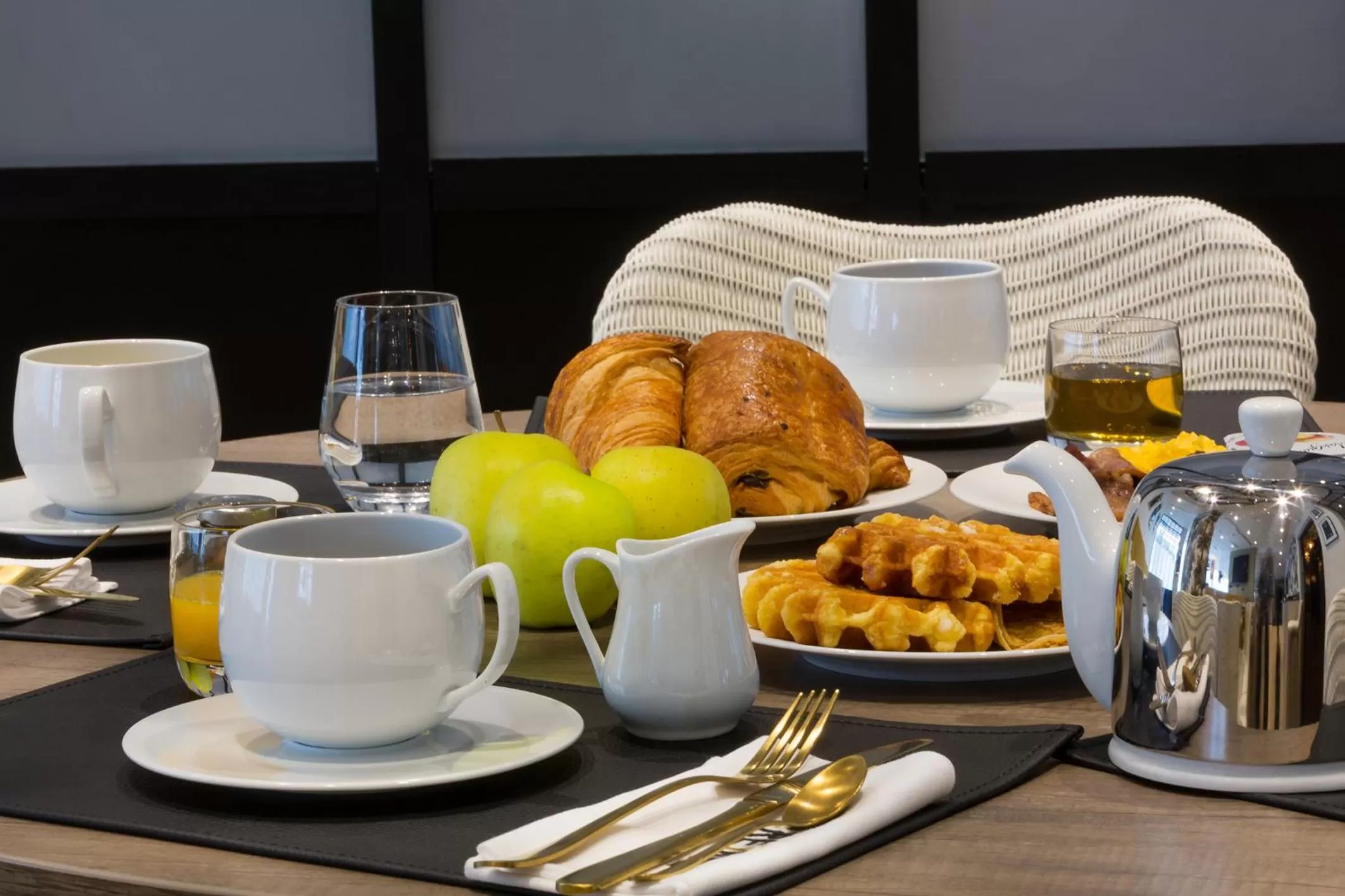 Breakfast in Hotel L'Arbre Voyageur - LILLE