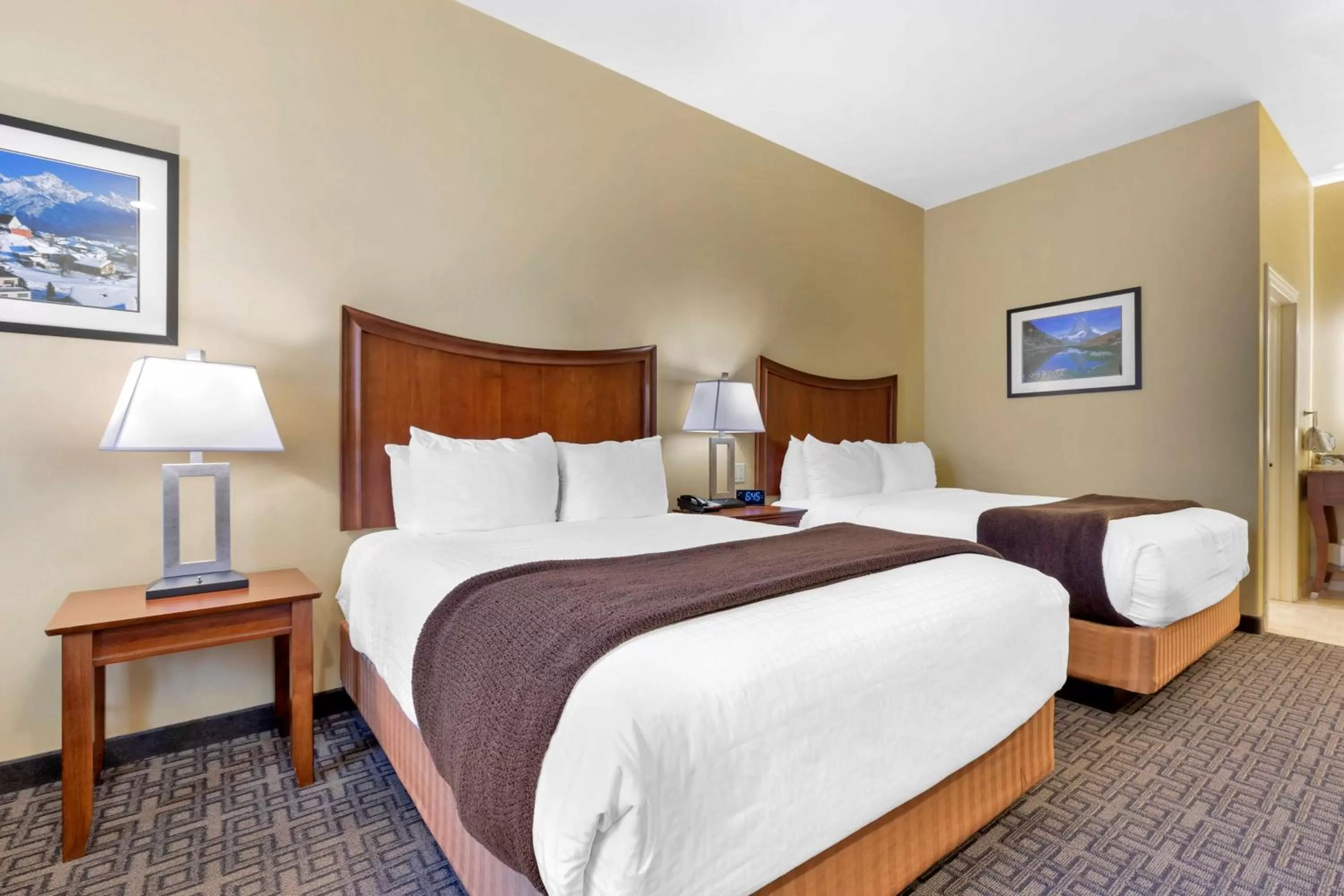 Bedroom, Bed in Best Western Plus Swiss Chalet Hotel & Suites