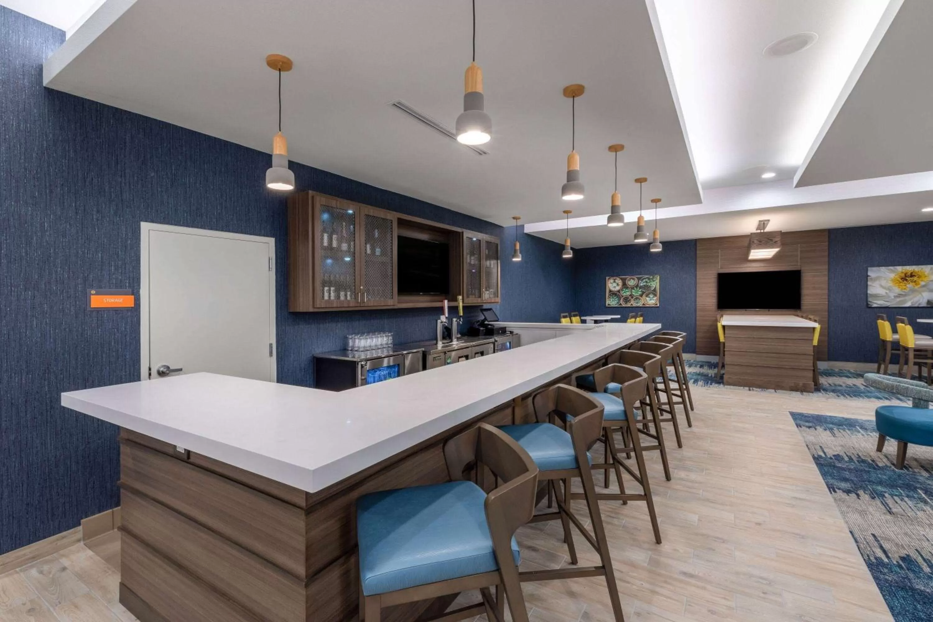 Lounge or bar in La Quinta Inn & Suites by Wyndham Round Rock near Kalahari