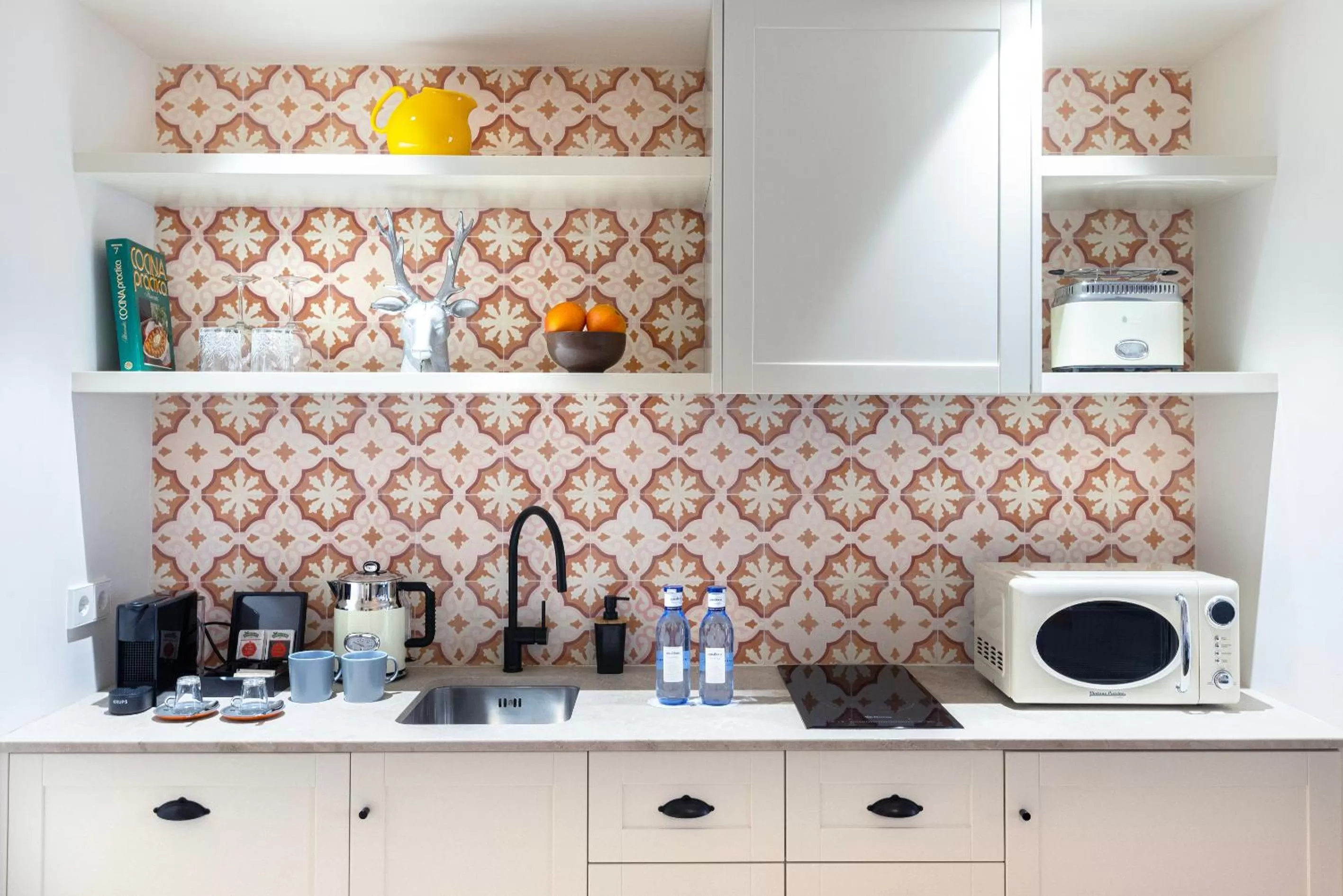 kitchen in Samaritana Suites