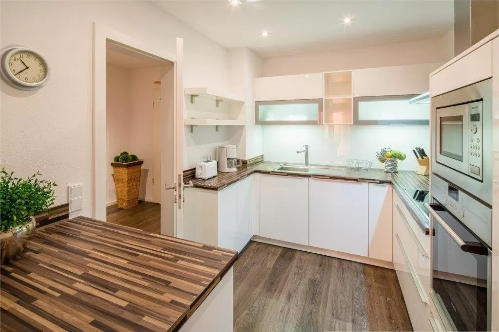 Kitchen or kitchenette in Hotel Am Nockherberg