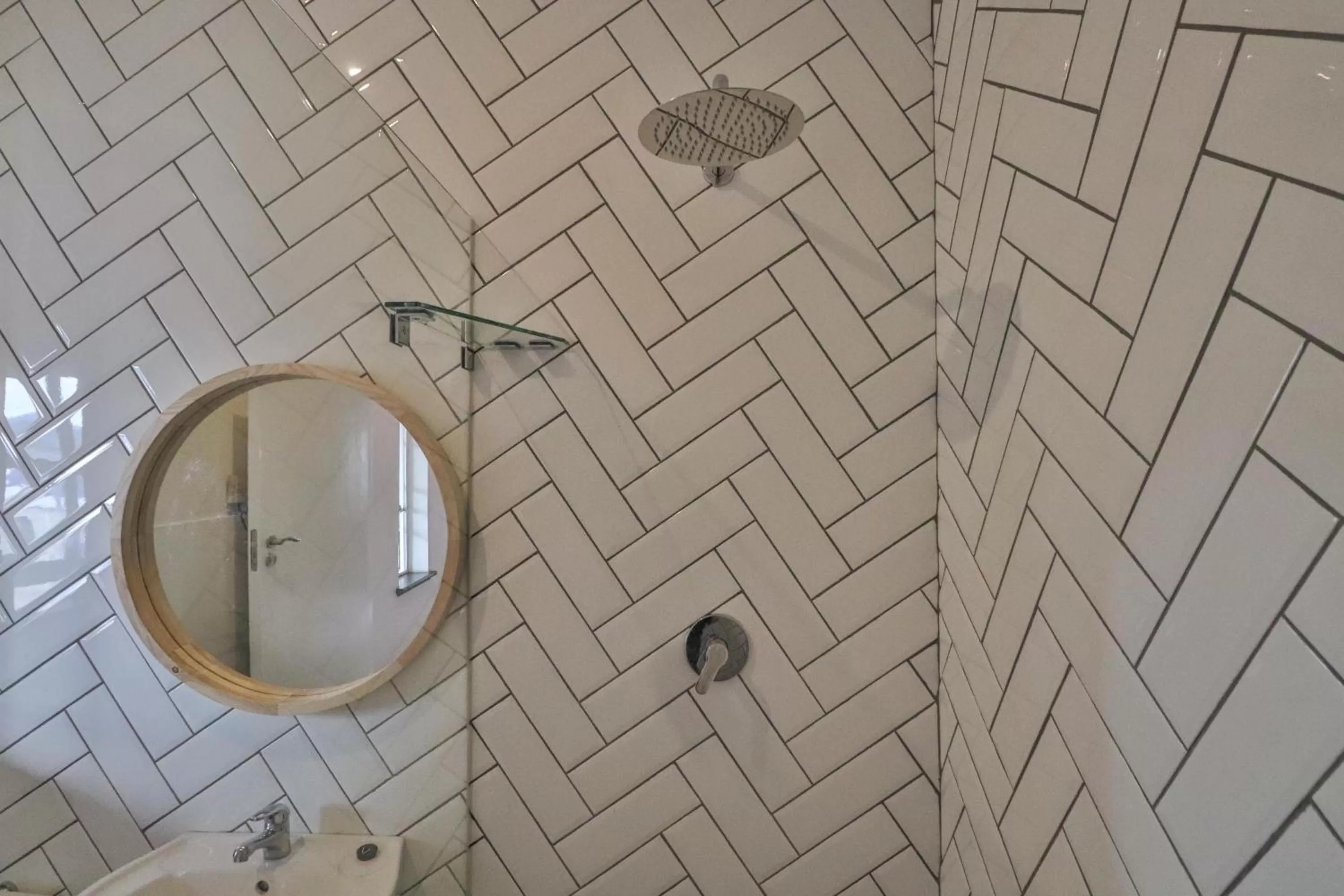 Shower in Thistle Hotel