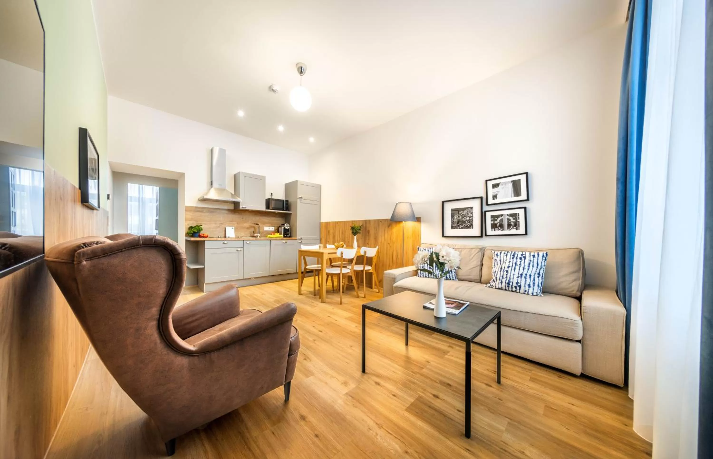 Living room in Jimmy's Apartments Emerald