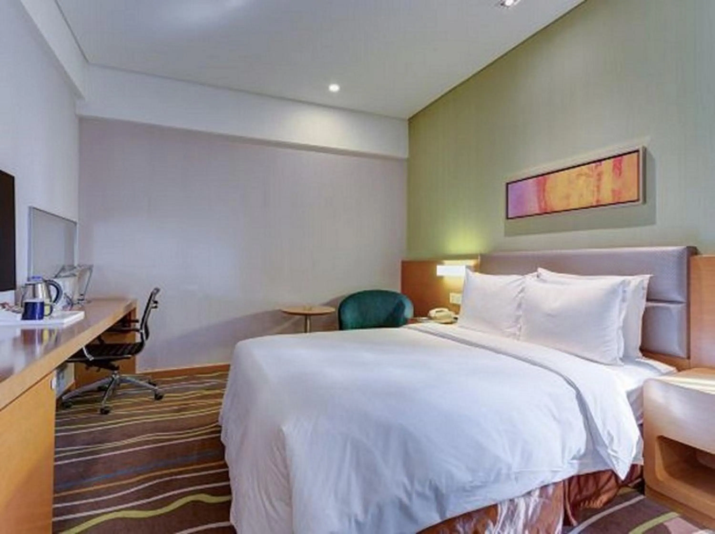 Photo of the whole room, Bed in Holiday Inn Express Xi'an High-Tech Zone by IHG