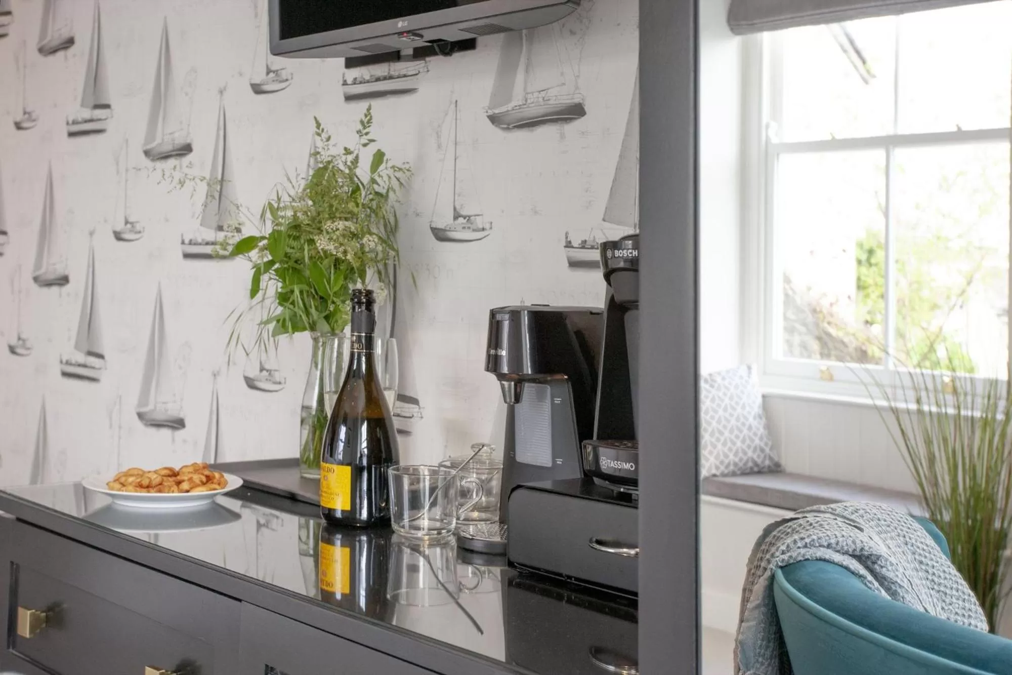 Coffee/tea facilities in Golden Vanity Suite - Sea View - Free Wi-Fi