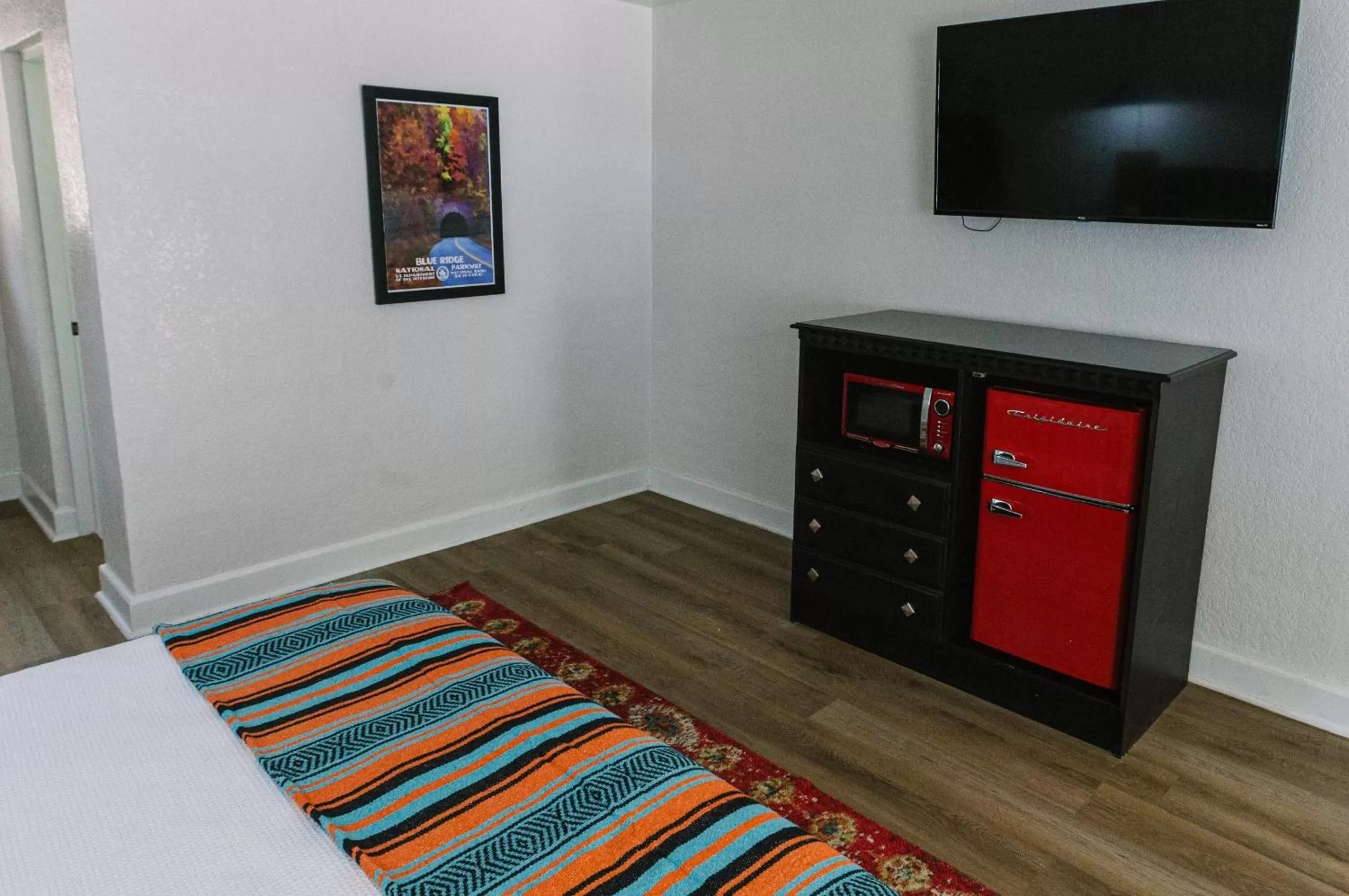 TV/Entertainment Center in Route 19 Inn