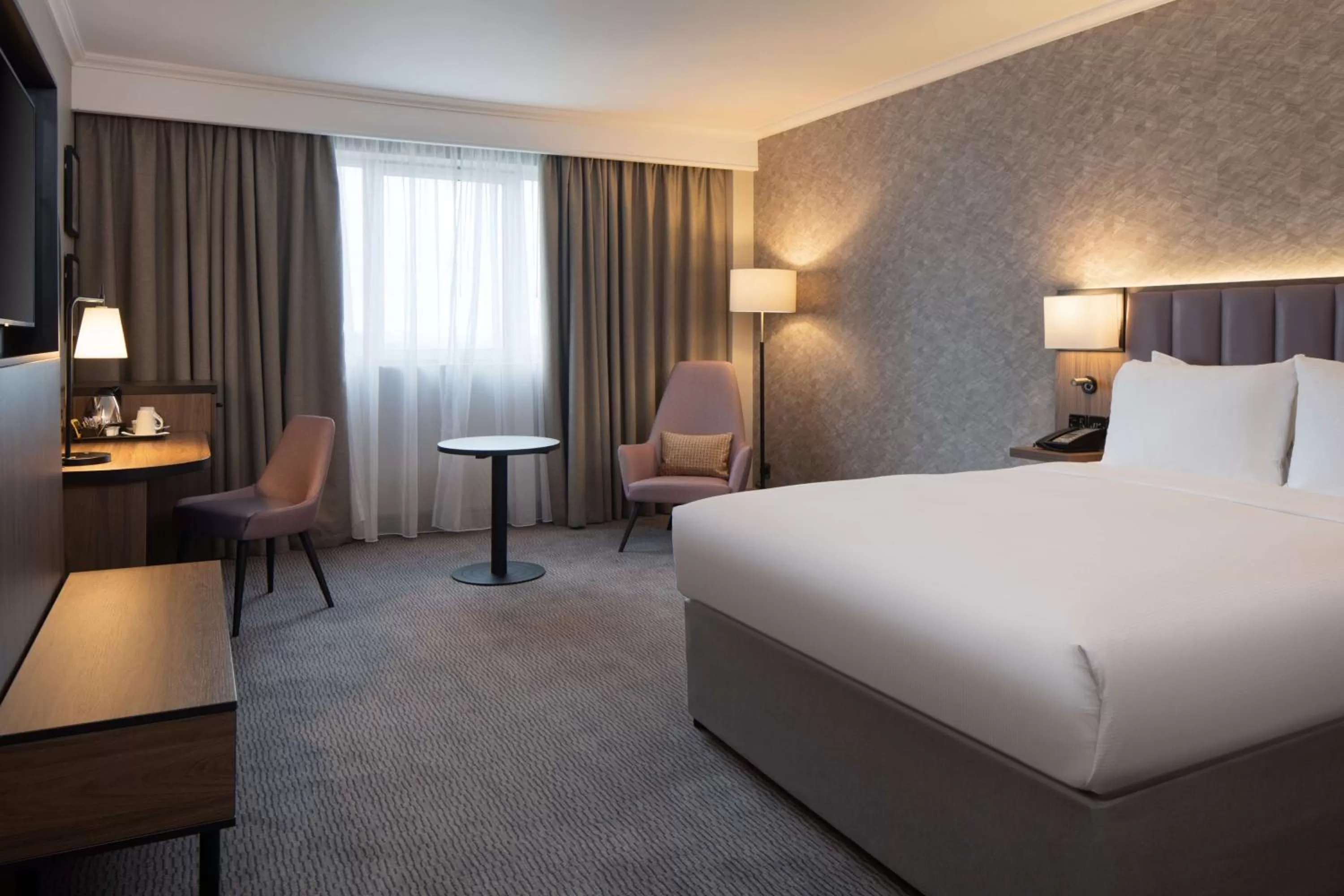 Bed in DoubleTree by Hilton Dartford Bridge